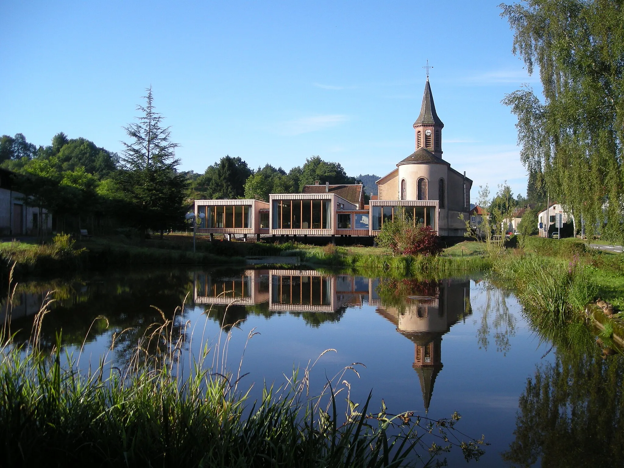 Photo showing: L'église et la nouvelle école en bois de Bourg-Bruche (Bas-Rhin, France)