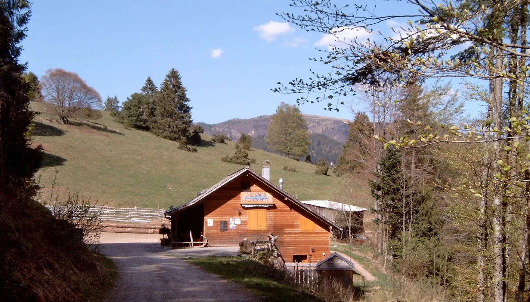 Photo showing: Fischerhütte am Nonnenmattweiher in Neuenweg-Heubronn mit Belchen im Hintergrund