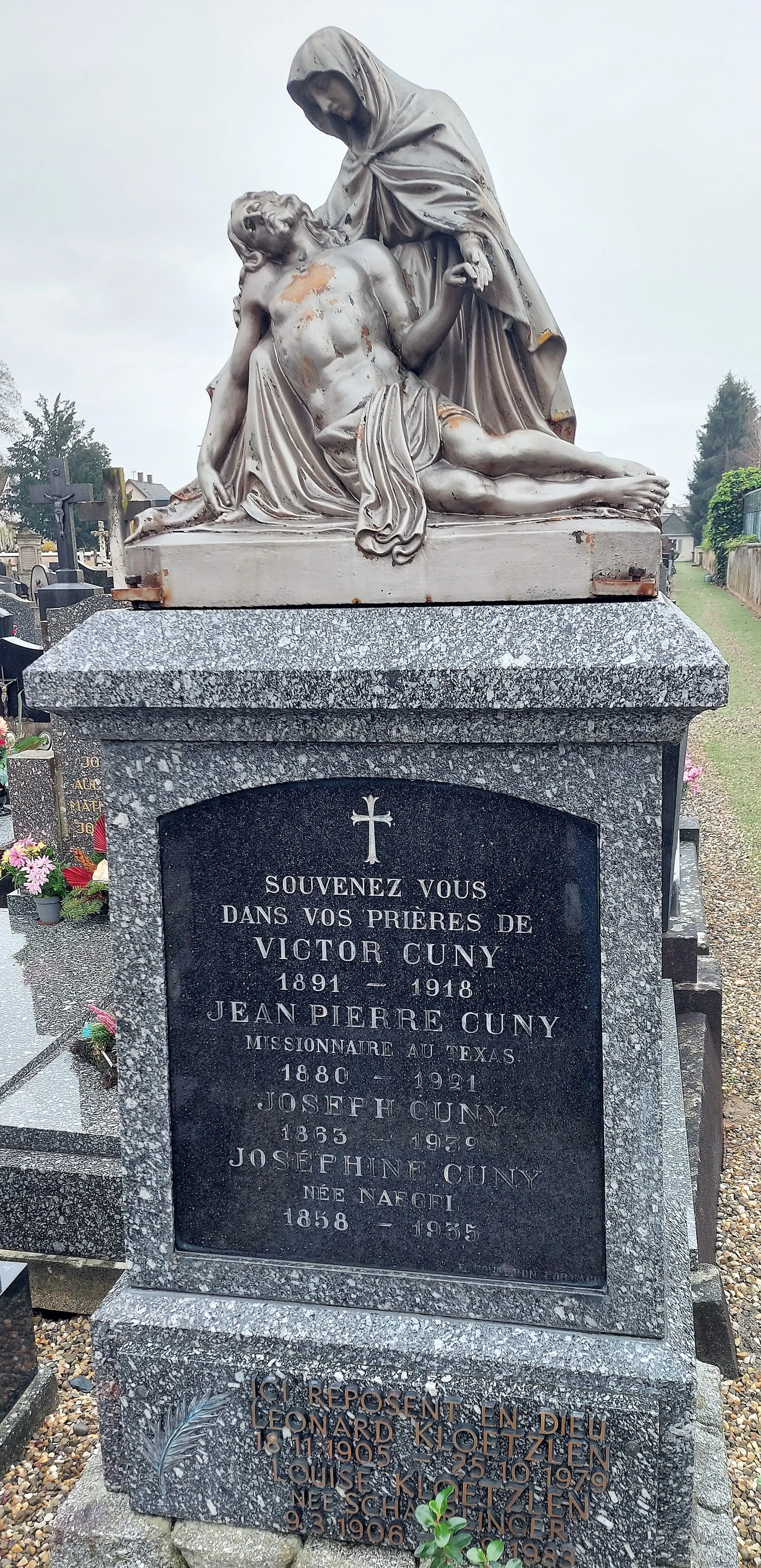 Photo showing: Pierre tombale du cimetière d'Erstein