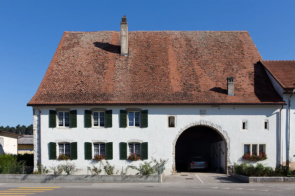 Photo showing: Une ferme au millieu du village de Miécourt (JU)