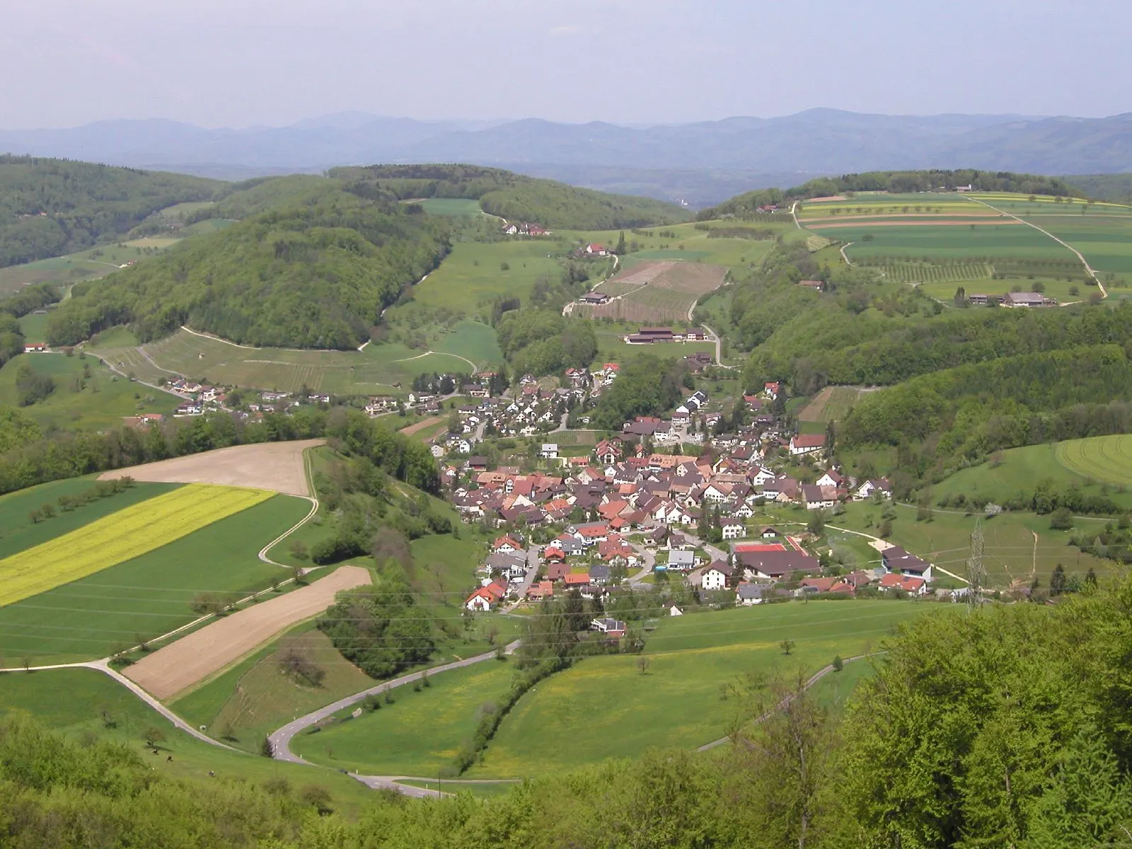 Photo showing: A view of Buus, BL, Switzerland in the spring from the Farnsburg castle ruin