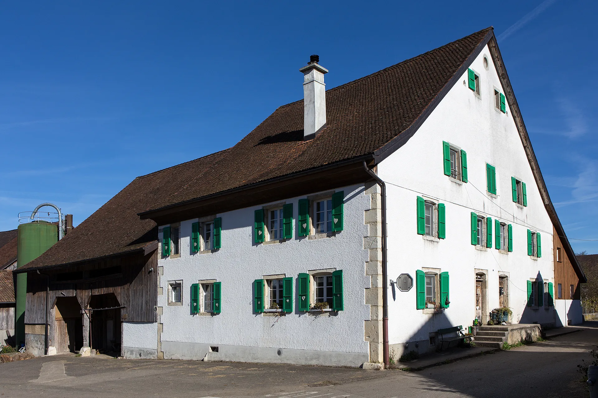 Photo showing: Ortstypisches, altes Bauernhaus im Dorfzentrum von Châtillon (JU)