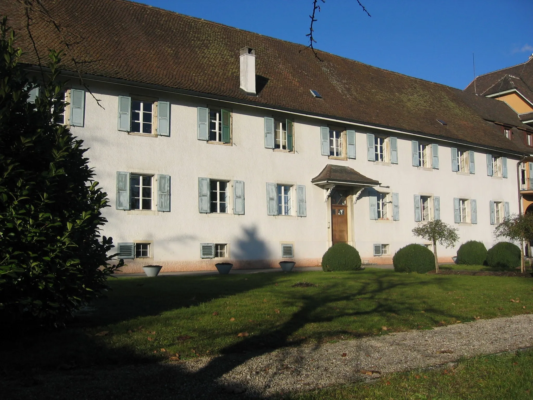 Photo showing: Ancien Couvent des Capucins à Delémont. Actuellement le bâtiment abrite une partie de l'Ecole cantonale de culture générale.