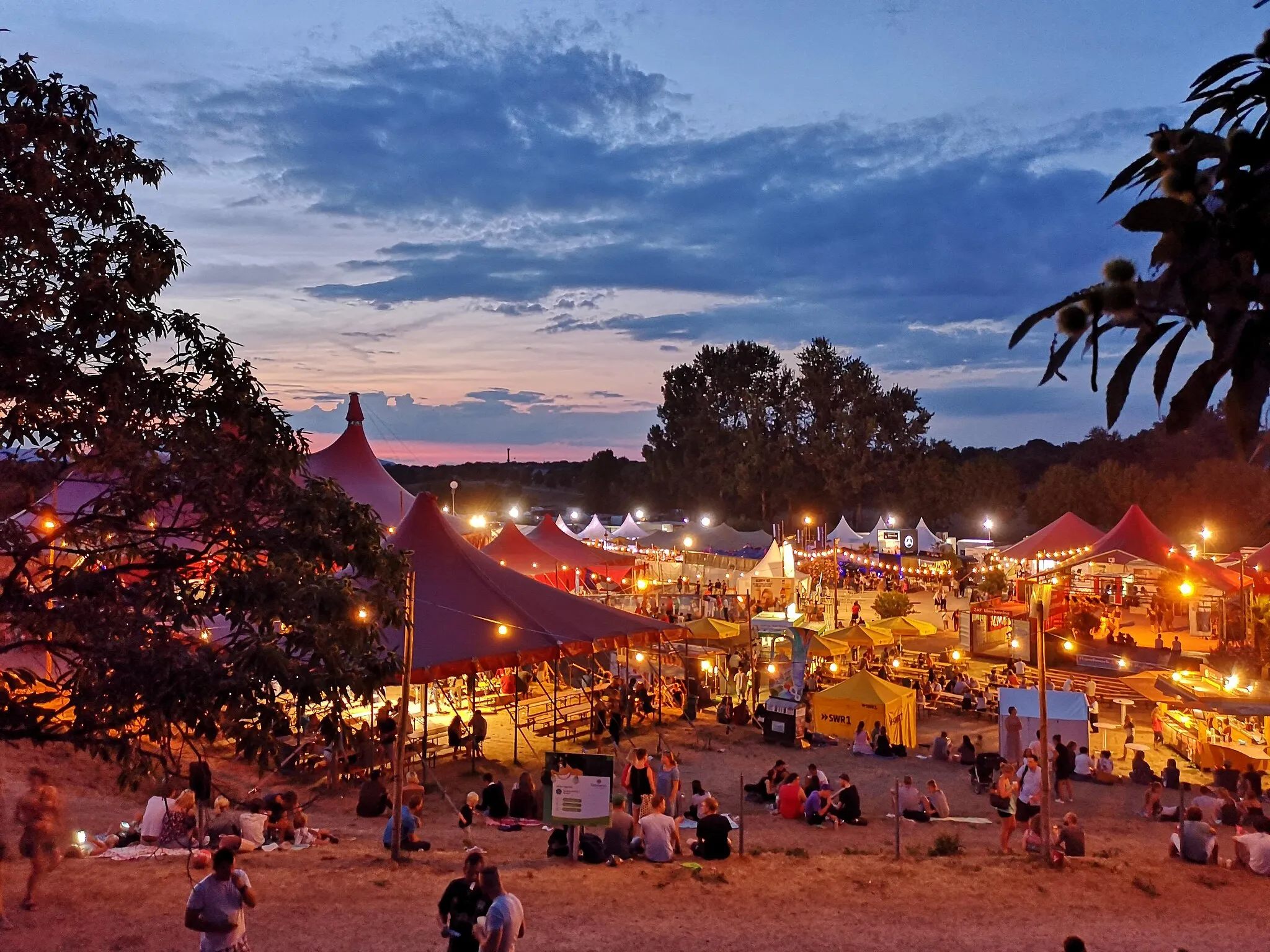 Photo showing: Das Zelt-Musik-Festival (ZMF) findet jährlich im Juni/Juli für eine Woche in verschiedenen Zelten sowie unter freiem Himmel statt. Das Festival zieht mit seinen regionalen und internationalen Künstlern zuweilen über 100.000 Besucher an.