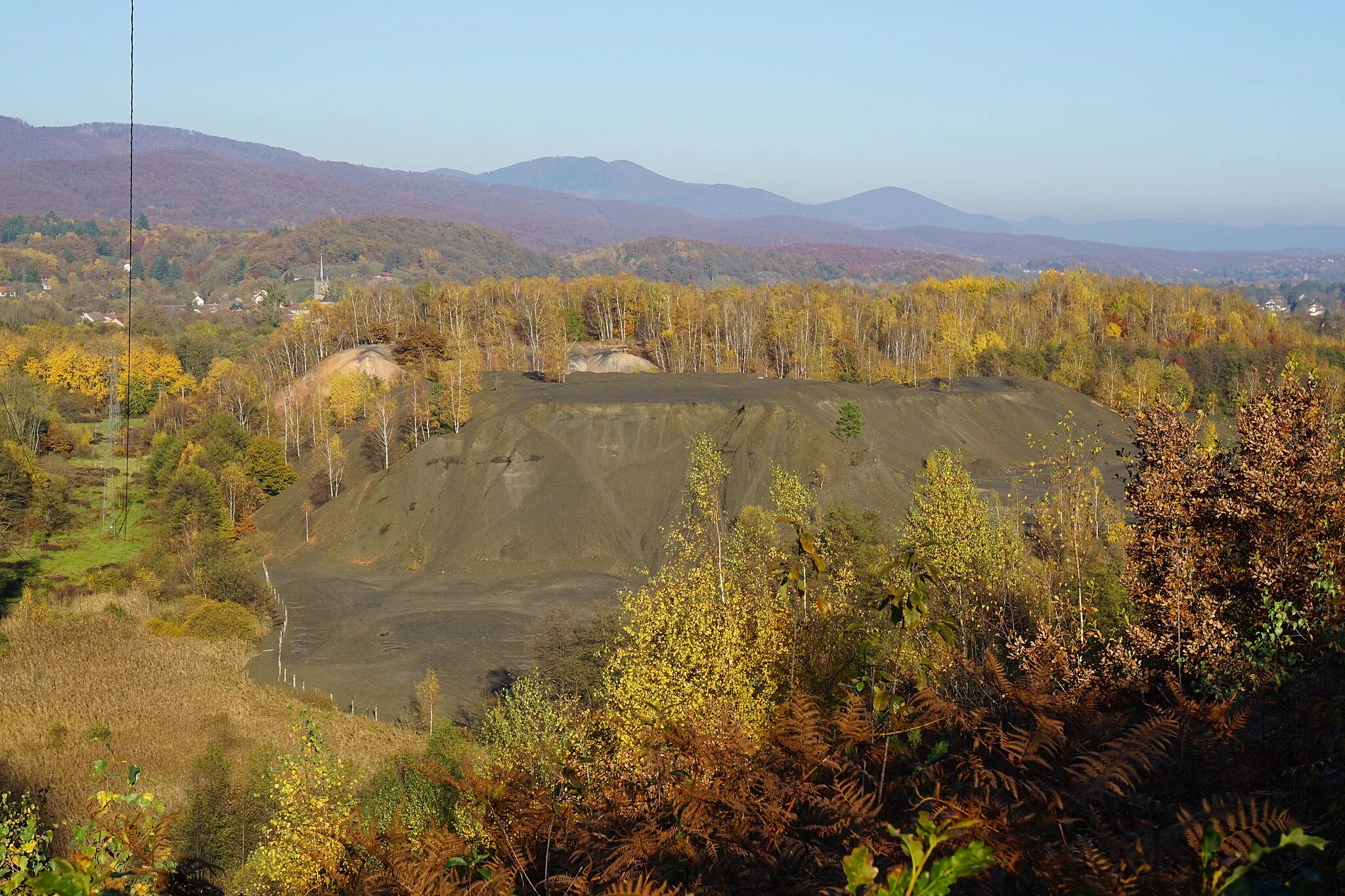 Photo showing: Le terril noir de Magny-Danigon et le terril rouge de Ronchamp et les Vosges vus depuis une colline du Chérimont.