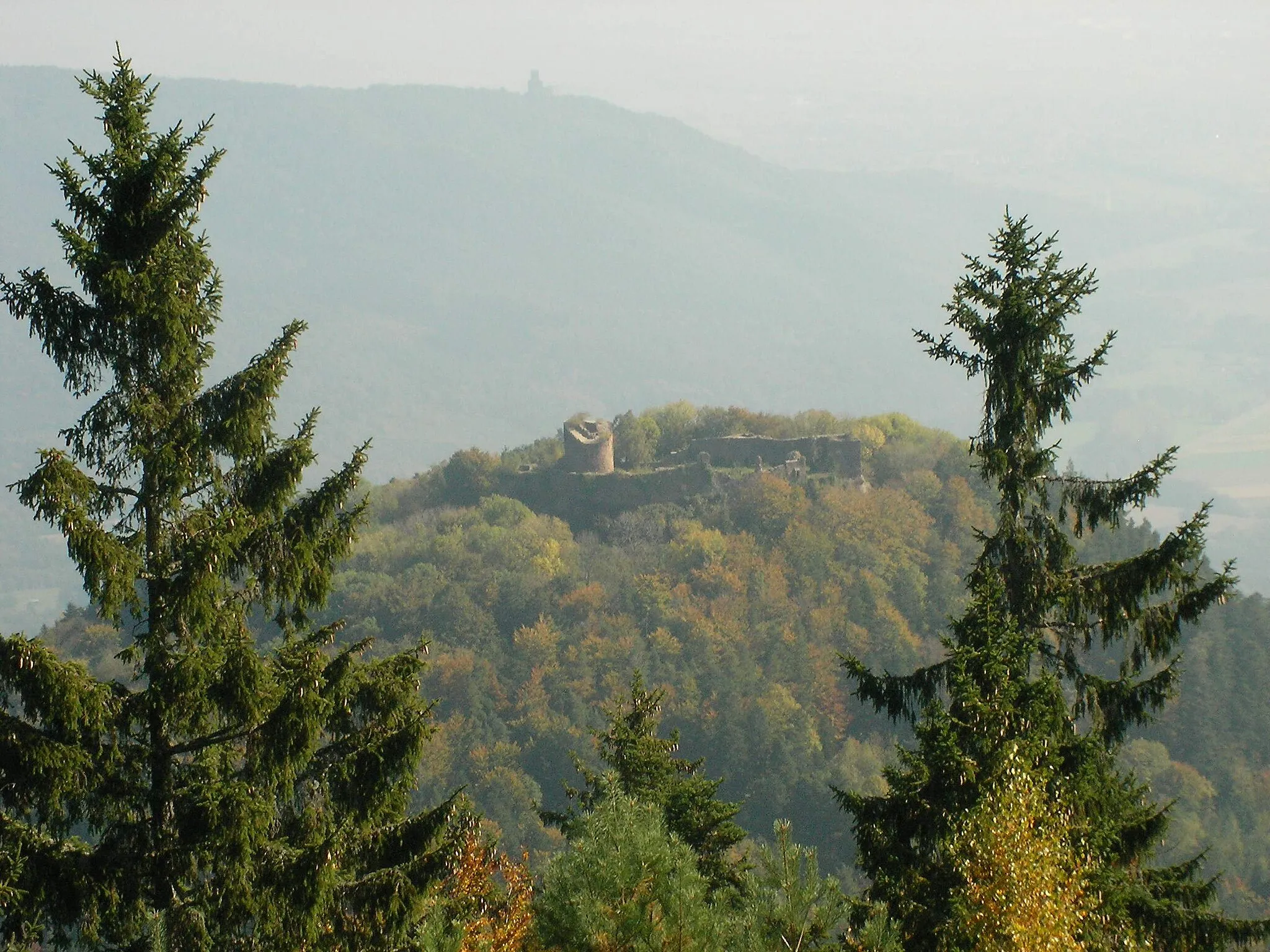 Photo showing: Vue du château du Frankenbourg (714 m) depuis le rocher du coucou (855 m) à Neubois (Bas-Rhin, France).