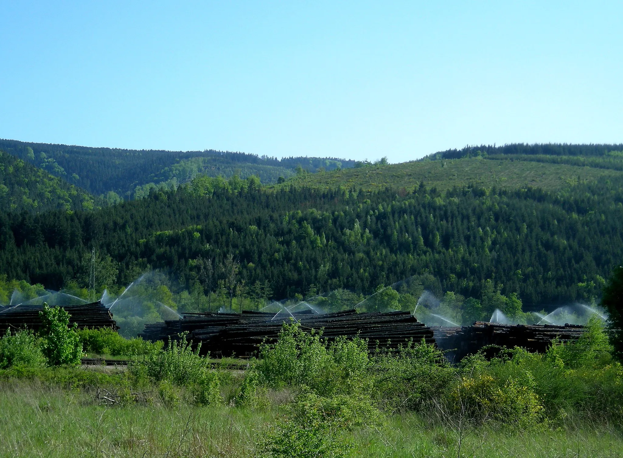 Photo showing: Arrosage de bois de scierie dans un environnement vallonné et boisé à Urmatt (Bas-Rhin)