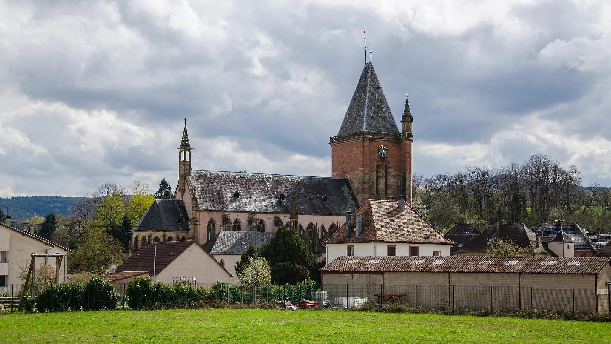 Photo showing: Avant de quitter le village, un dernier point de vue sur ce chef-d'œuvre gothique qu'est la collégiale Saint-Florent.
Infos : Mérimée (FR) && Archi-wiki (FR) && Wikipédia (Multi) && Blog photo Photos-alsace-lorraine (FR)