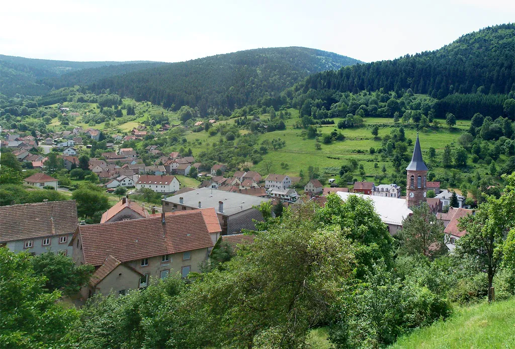 Photo showing: Vue de la ville de Natzwiller, qui est célèbre à cause du Camp de concentration du Struthof qui s'y trouve