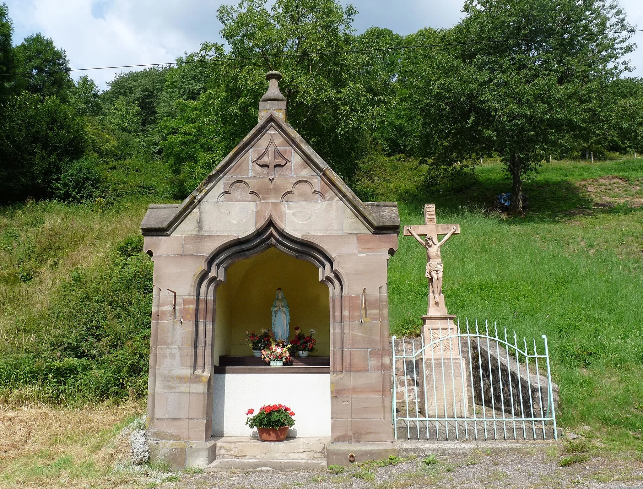 Photo showing: Chapel and cross in Natzwiller (Bas-Rhin)