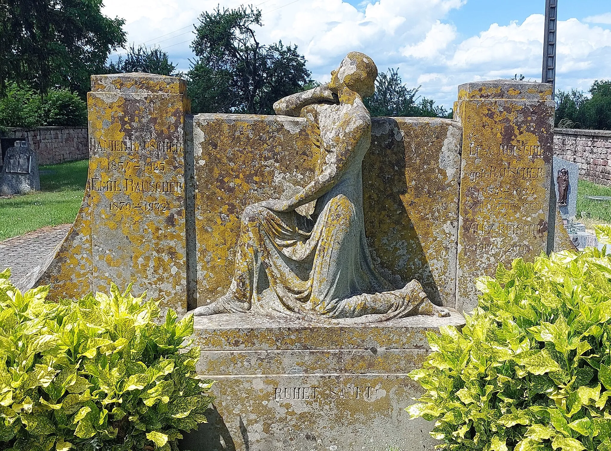 Photo showing: Ancienne pierre tombale du cimetière d'Asswiller