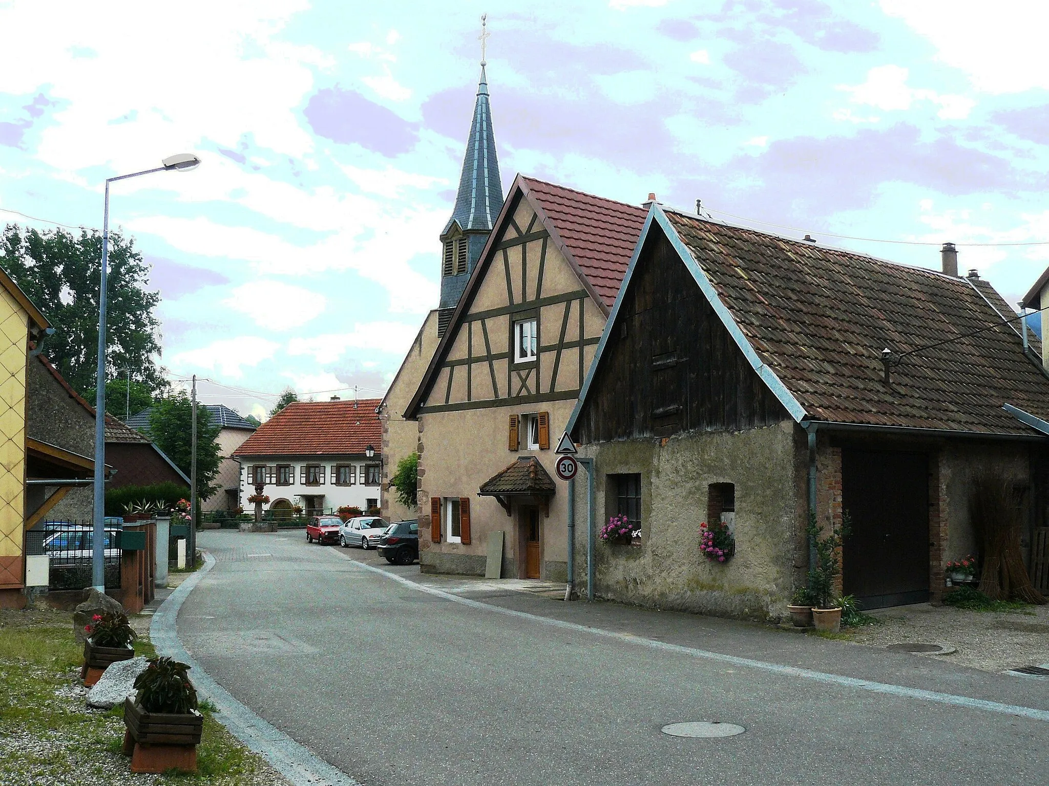 Photo showing: Vue sur l'artère principale du village de Bassemberg