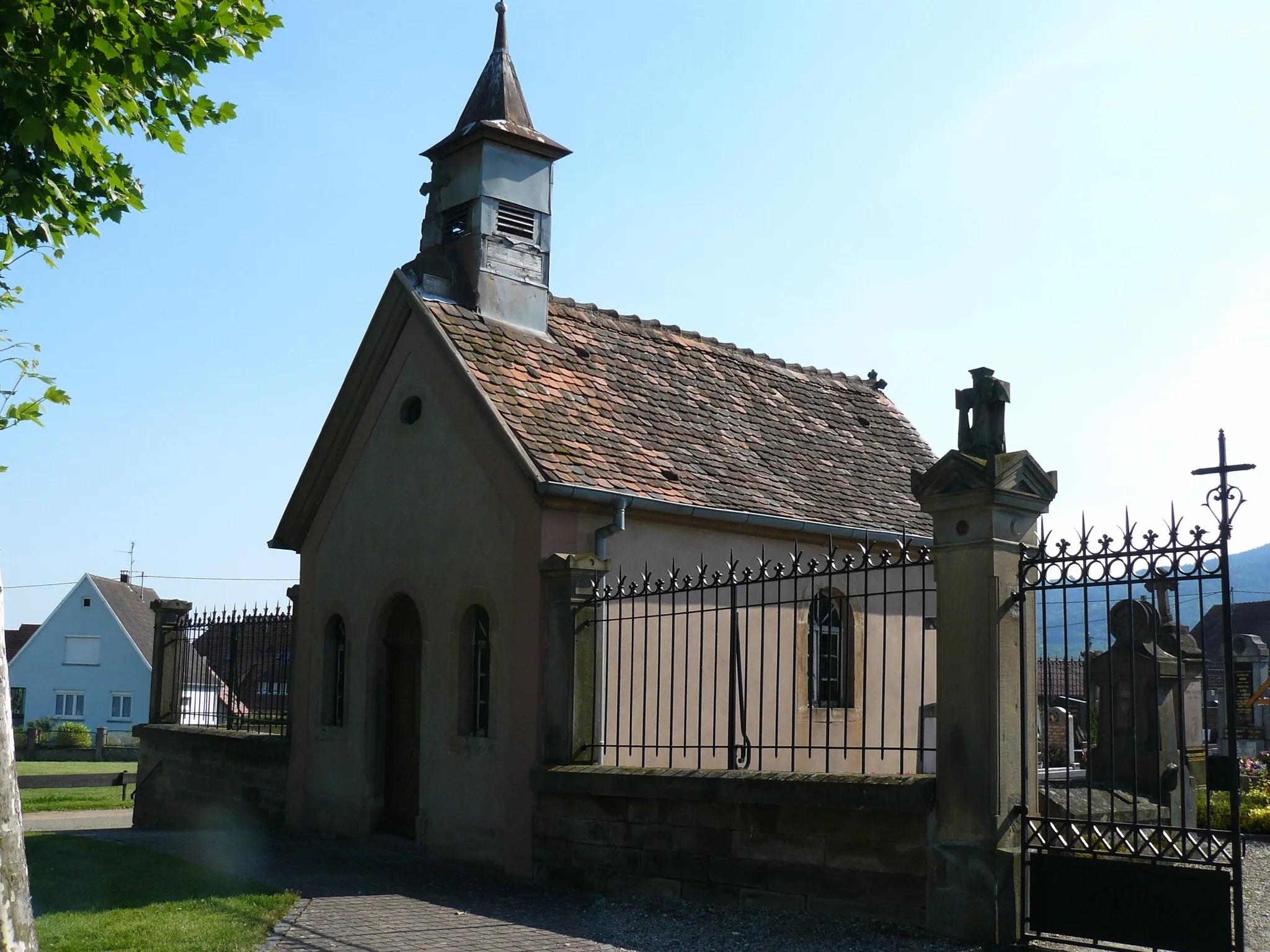 Photo showing: Petite chapelle à l'intérieur du cimetière