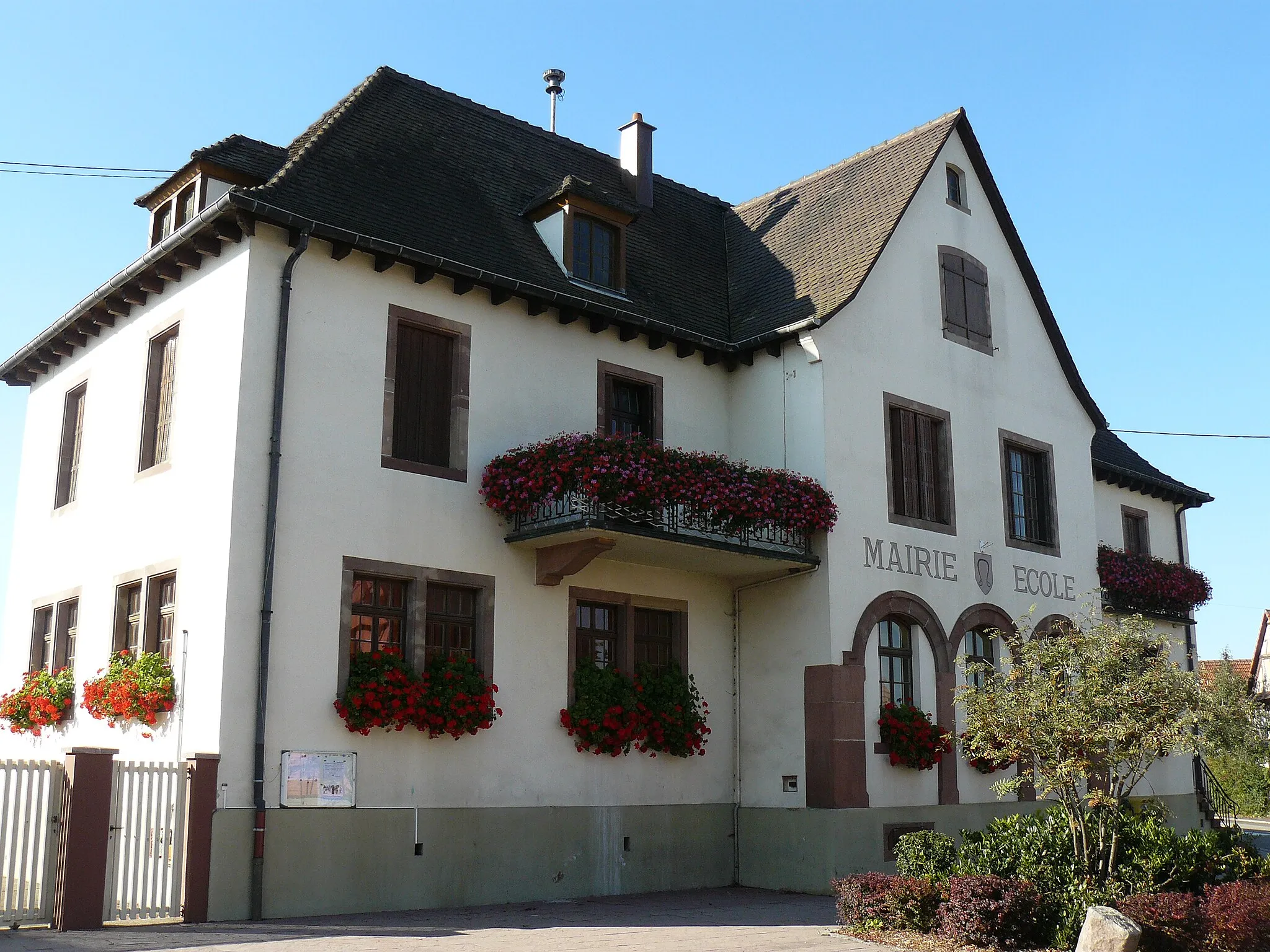 Photo showing: École du village