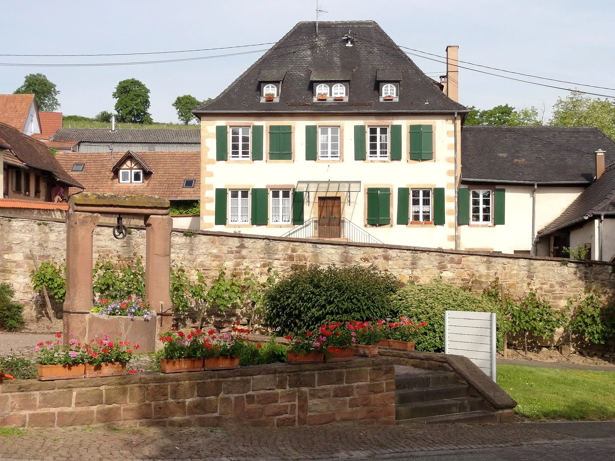 Photo showing: This building is inscrit au titre des monuments historiques de la France. It is indexed in the base Mérimée, a database of architectural heritage maintained by the French Ministry of Culture, under the references PA00084670 and IA67006227 .