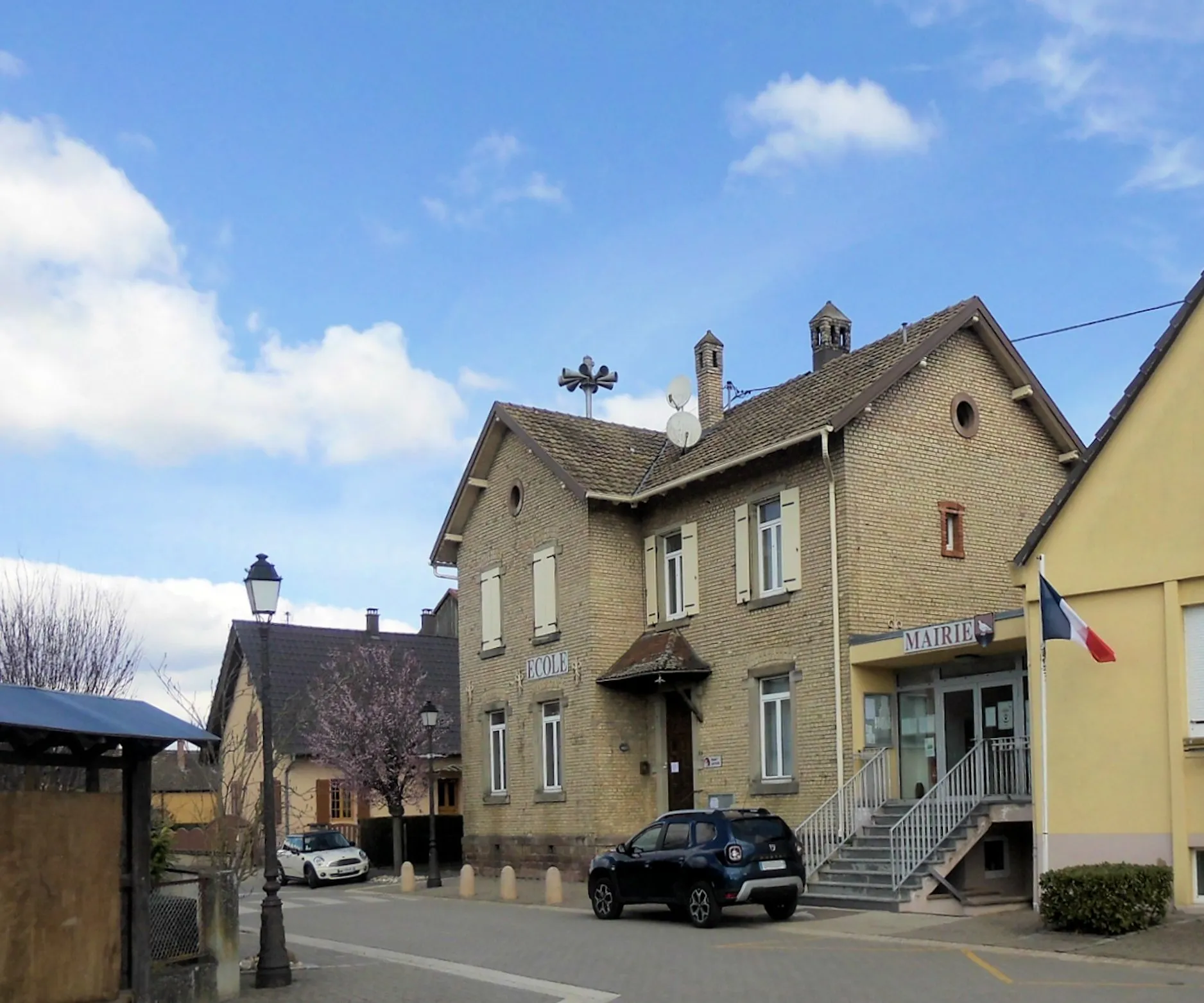 Photo showing: La mairie-école de Daubensand