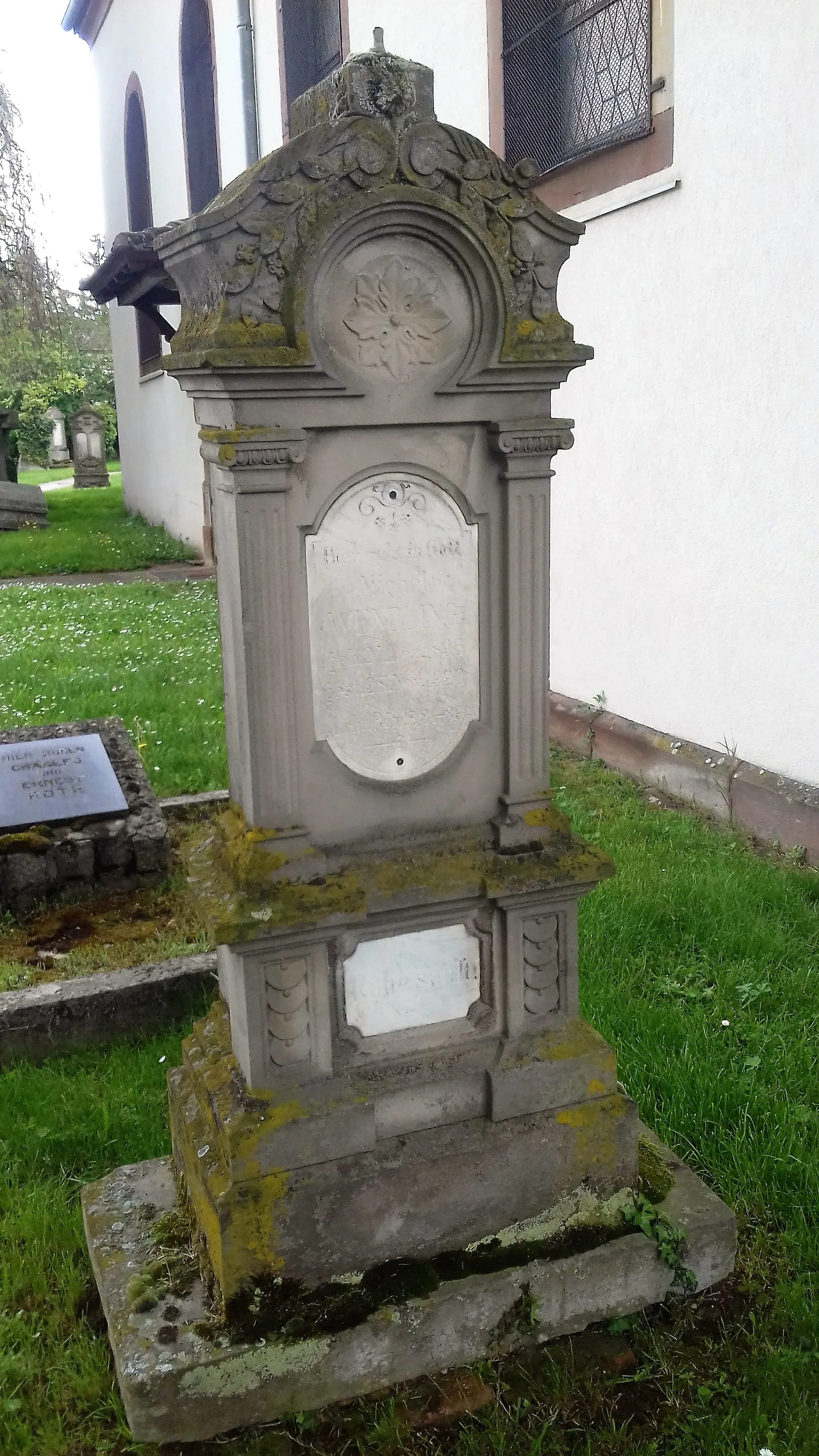 Photo showing: Ancienne pierre tombale près de l'église protestante de Duntzenheim