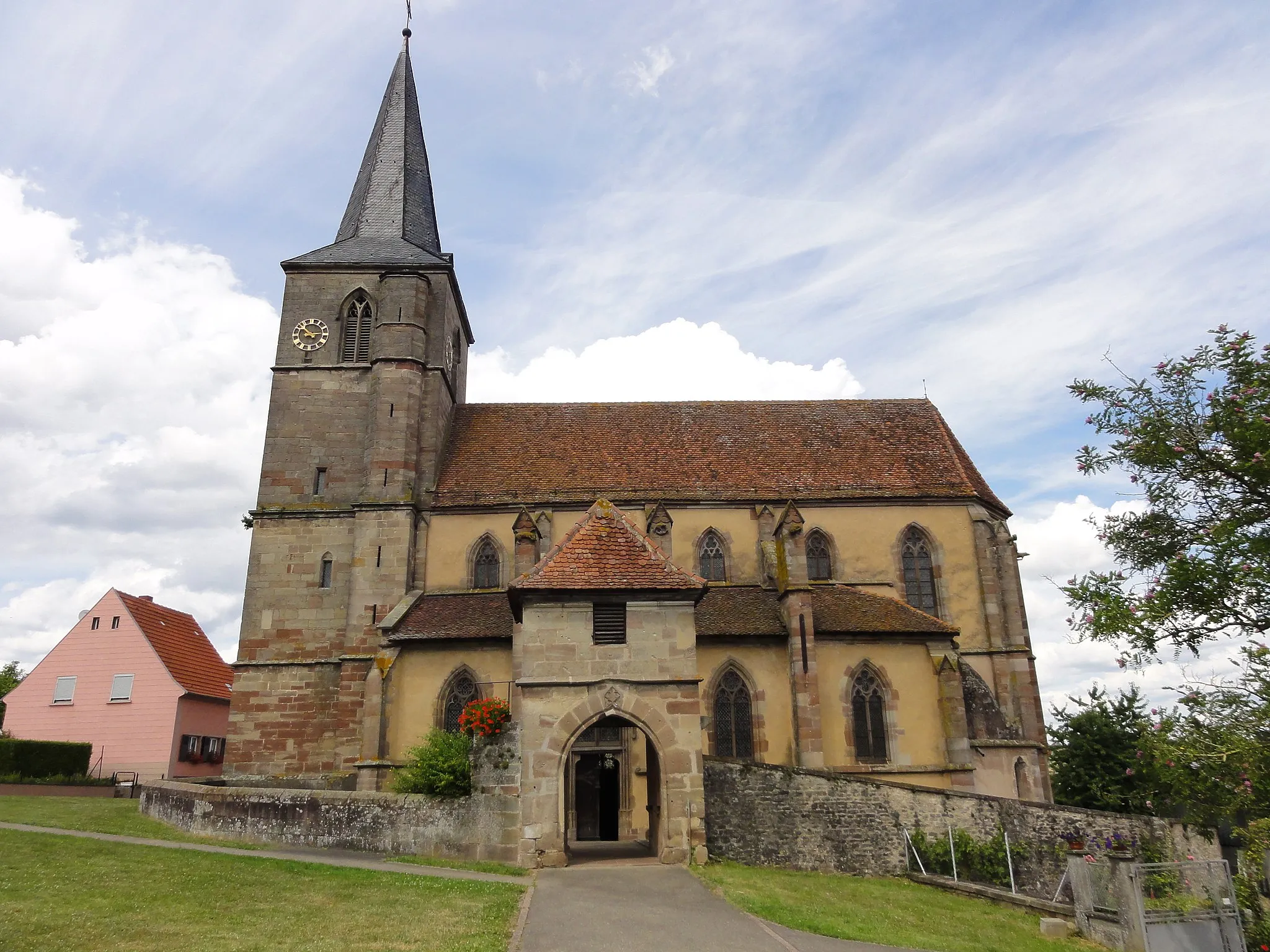 Photo showing: Alsace, Bas-Rhin, Église protestante Saint-Gall de Domfessel (PA00084693, IA67005785). Façade sud avec enceinte fortifiée et porche d'accès.