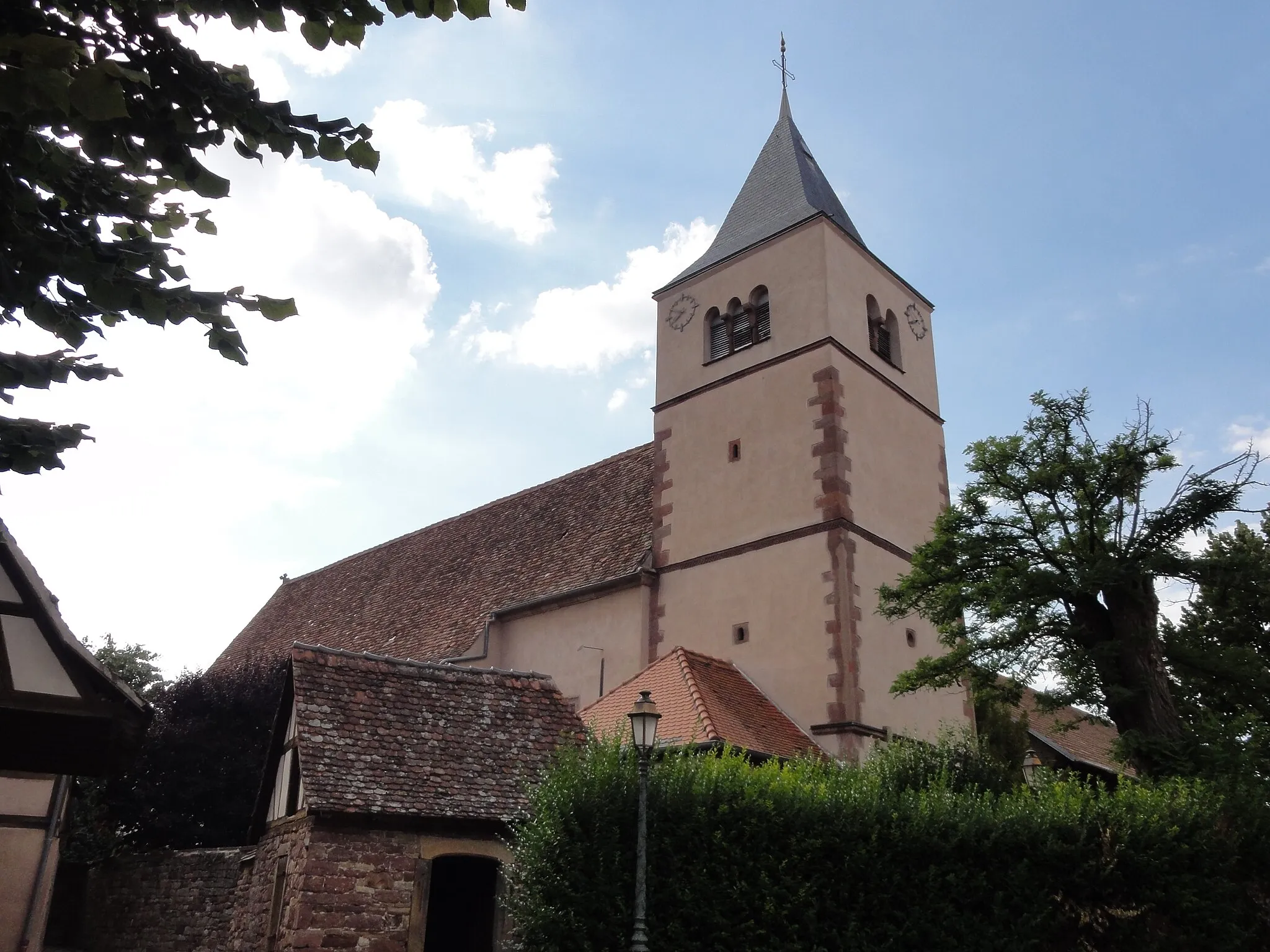 Photo showing: Alsace, Bas-Rhin, Fessenheim-le-Bas, Ancien poste de garde et Église St Martin (IA67005527).