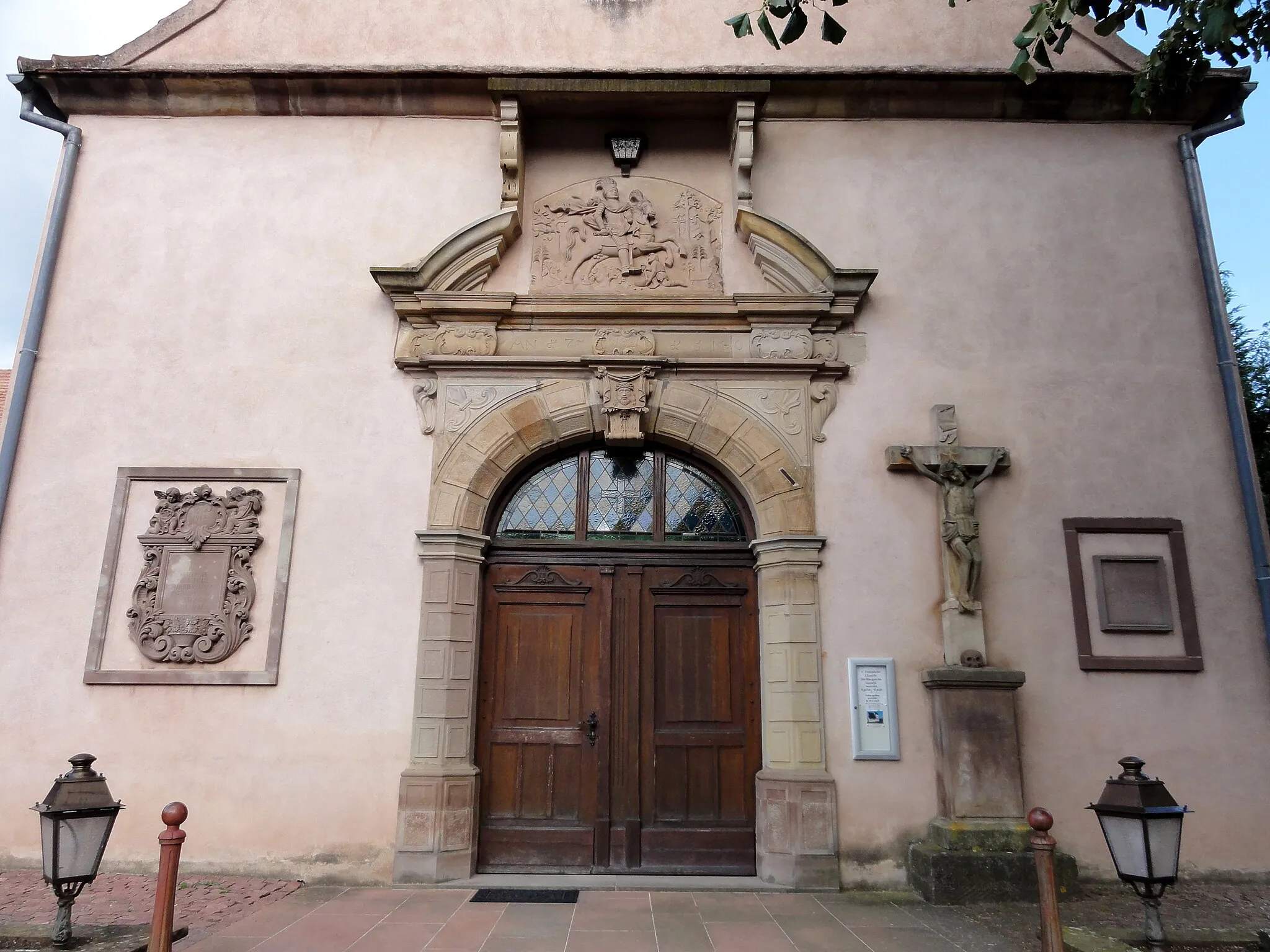 Photo showing: Alsace, Bas-Rhin, Église St Martin de Fessenheim-le-Bas (IA67005527). Façade occidentale avec le portail d'entrée néo-Renaissance (1821), Croix monumentale (XIXe) et à gauche plaque commémorative 1914-1918.