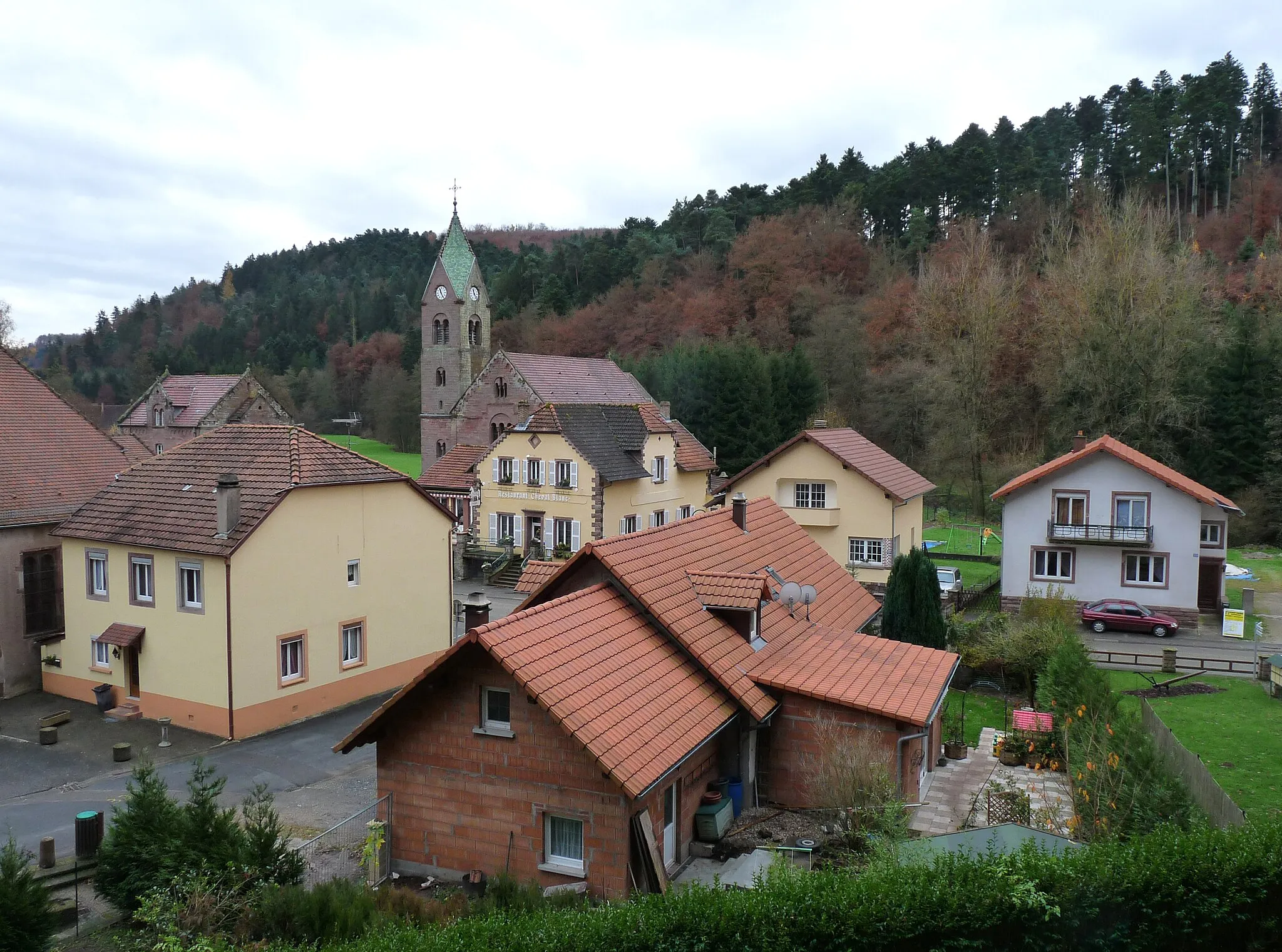 Photo showing: Eglise de Graufthal (commune d'Eschbourg, Bas-Rhin), vue depuis les maisons troglodytes