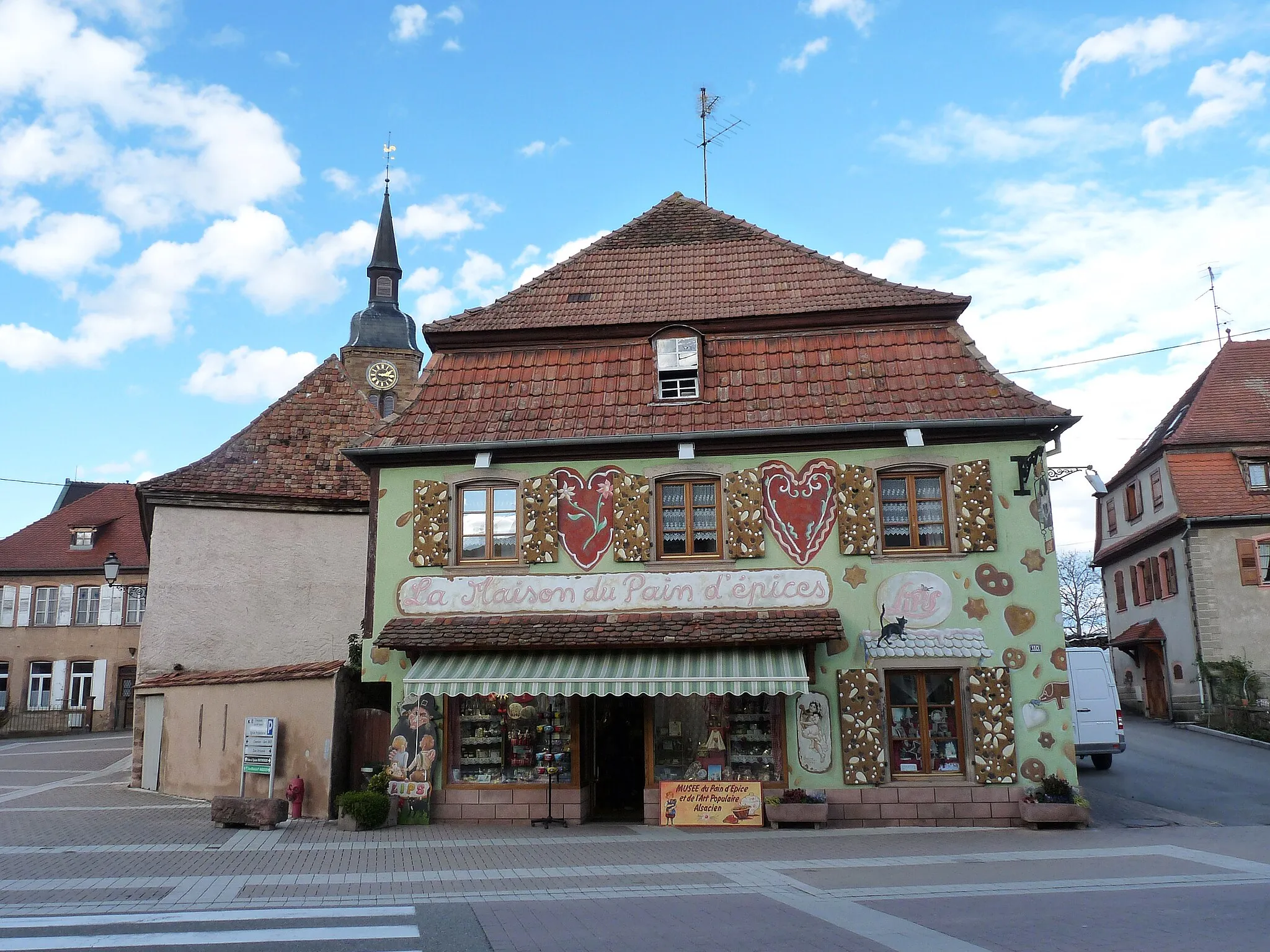 Photo showing: Gertwiller (Bas-Rhin) : Maison du pain d'épices Lips (accès au Musée du pain d'épices sur le côté droit)