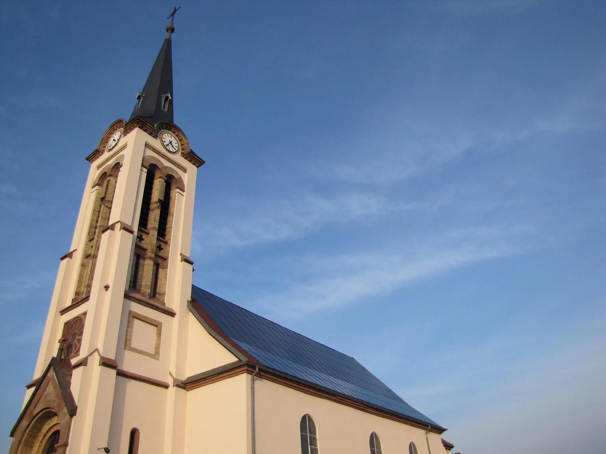 Photo showing: Alsace, Bas-Rhin, Église Saint-Pancrace de Griesheim-sur-Souffel (IA67005595). Vue extérieure de l'église en restauration avec toit en panneaux solaires.