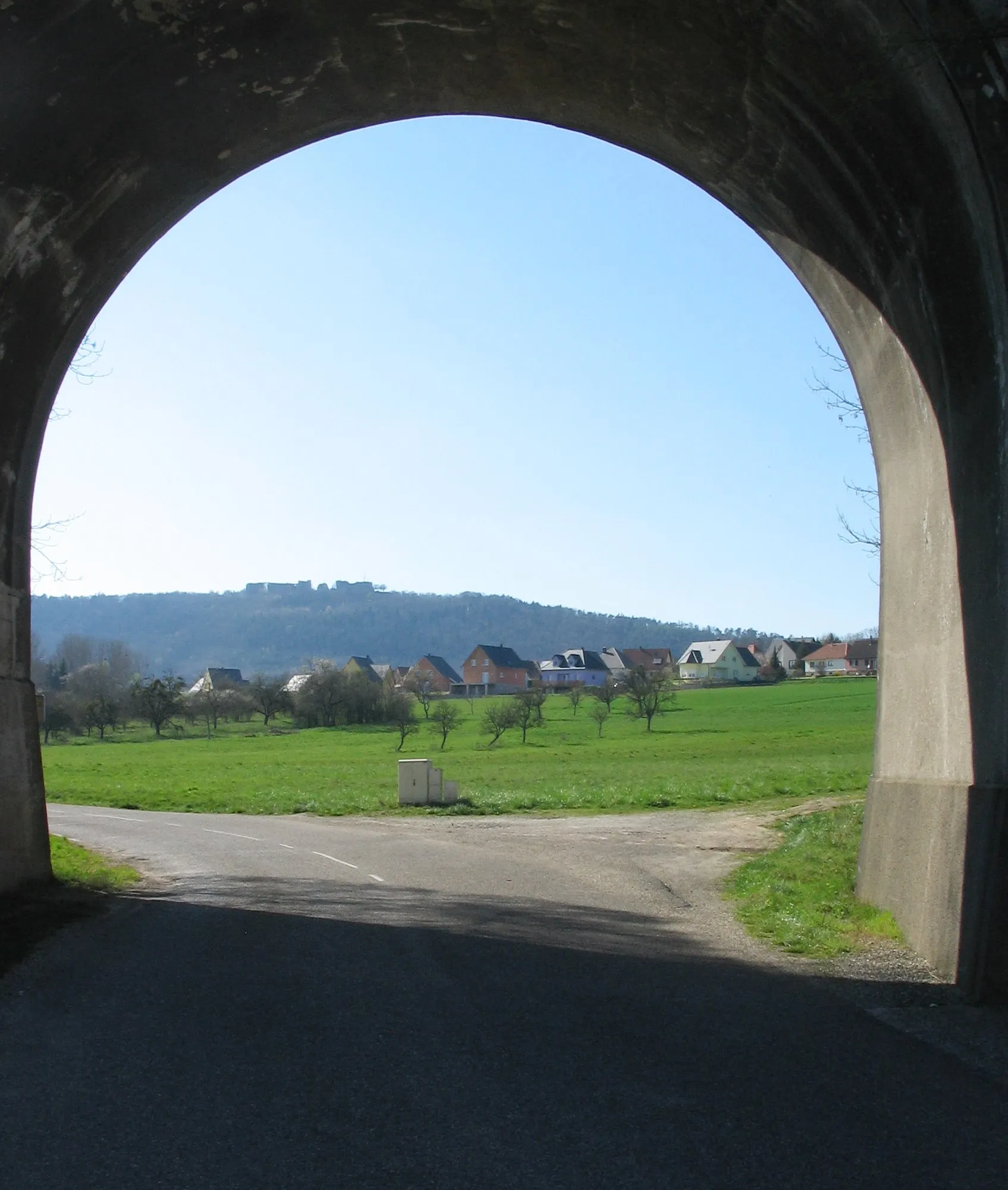 Photo showing: le château du Haut-Barr sur la crête des Vosges et le village de Gottenhouse vus du viaduc d'Otterswiller (Bas-Rhin).