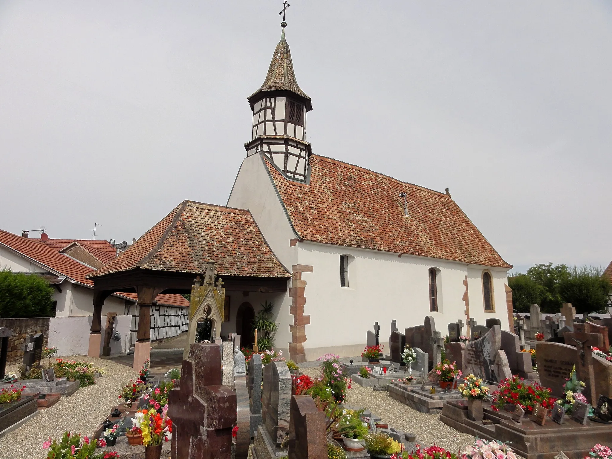 Photo showing: Alsace, Bas-Rhin, Chapelle de la Vierge de Hindisheim (IA00023299). Façade côté cimetière avec porche d'entrée.