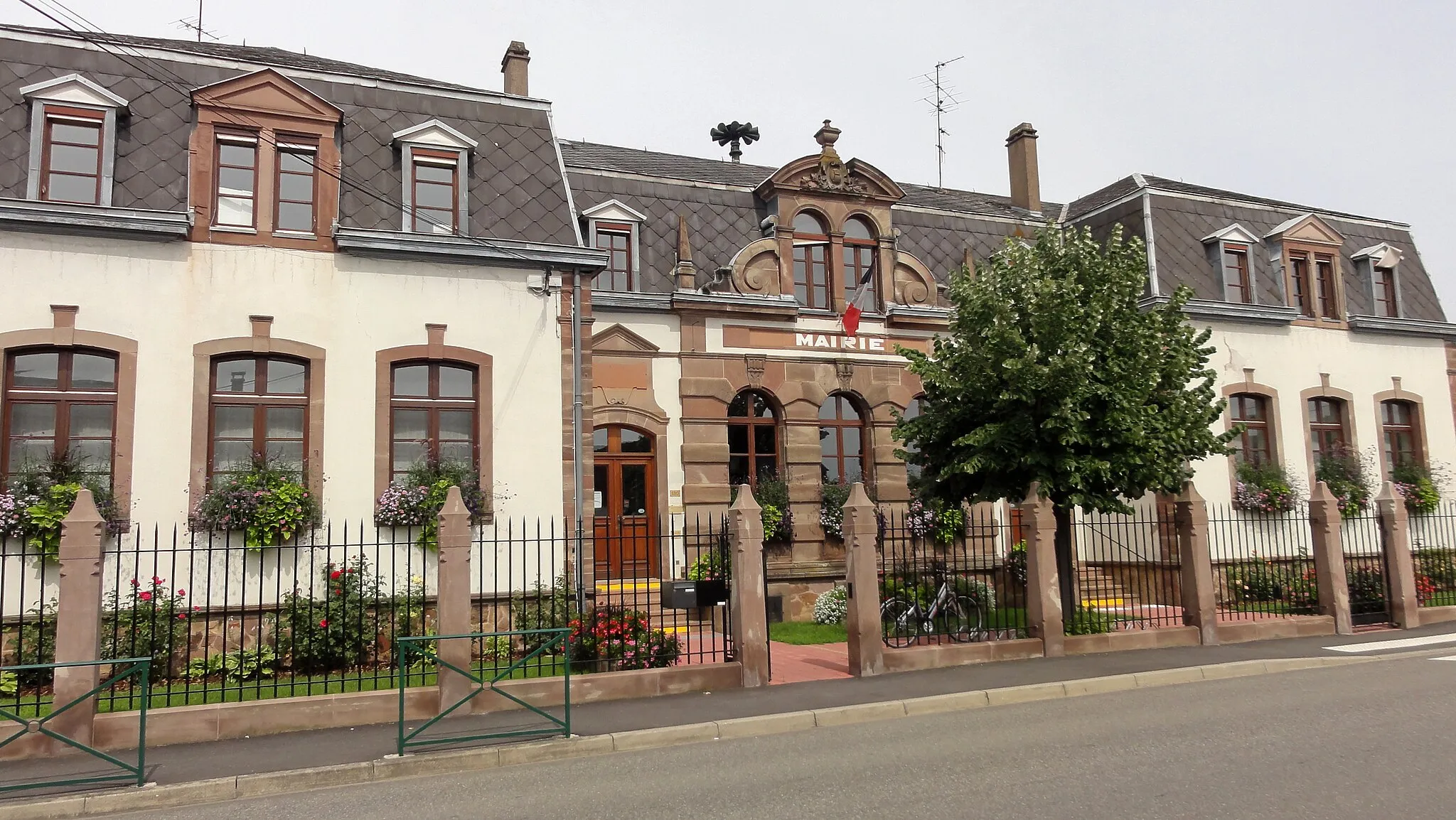 Photo showing: This building is indexed in the base Mérimée, a database of architectural heritage maintained by the French Ministry of Culture, under the reference IA00023303 .