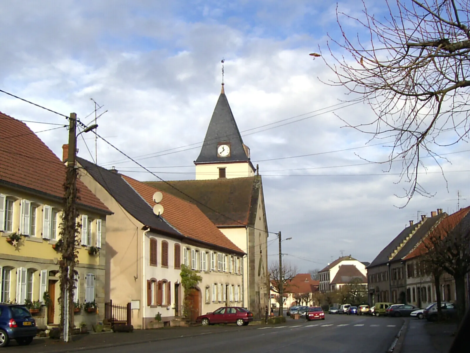 Photo showing: La Rue de Fénétrange de Harskirchen avec la tour de l'église de Saint-Nicolas