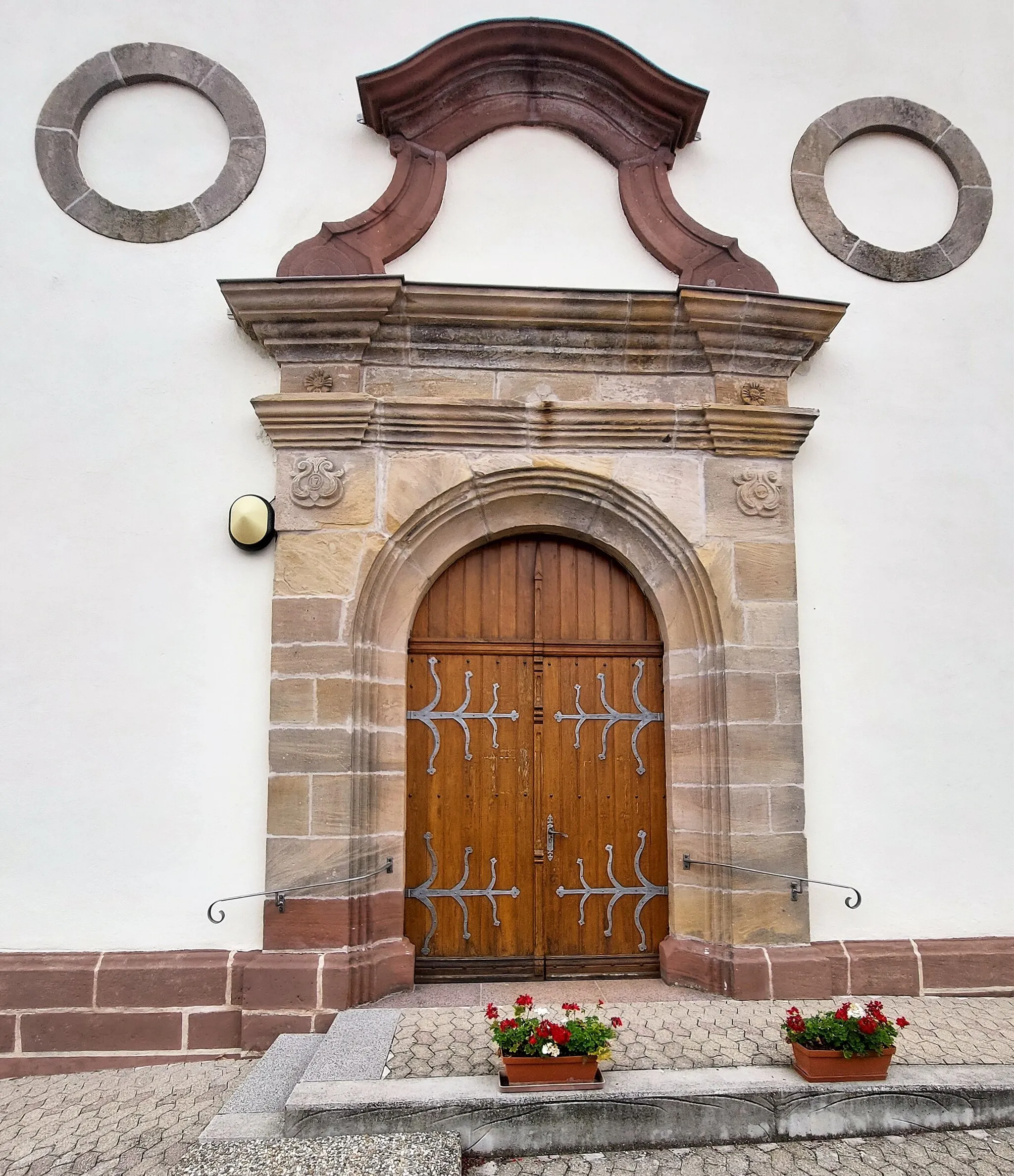 Photo showing: Portail de l'église Sainte-Marguerite de Hegeney