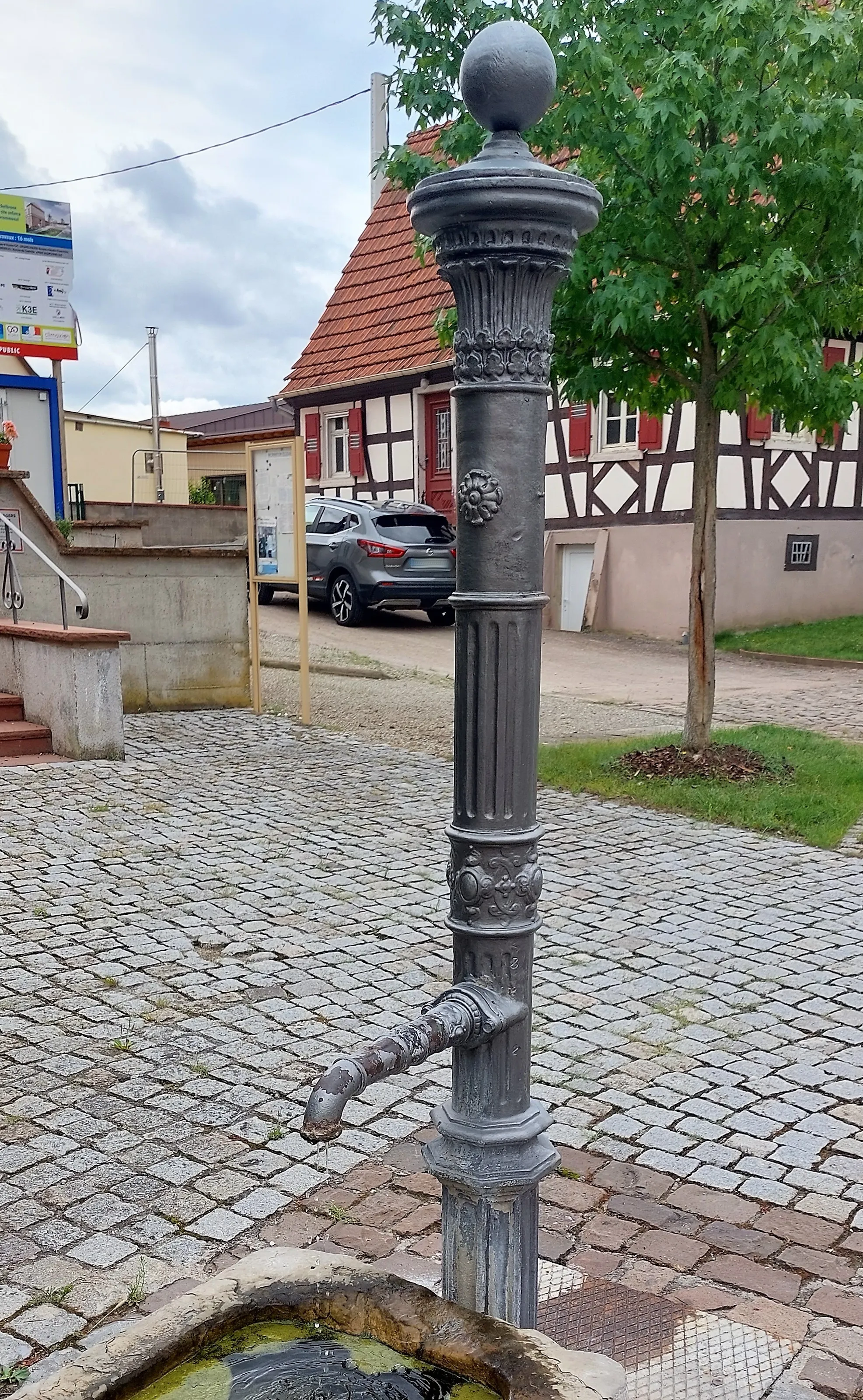 Photo showing: Fontaine près de l'église à Hegeney