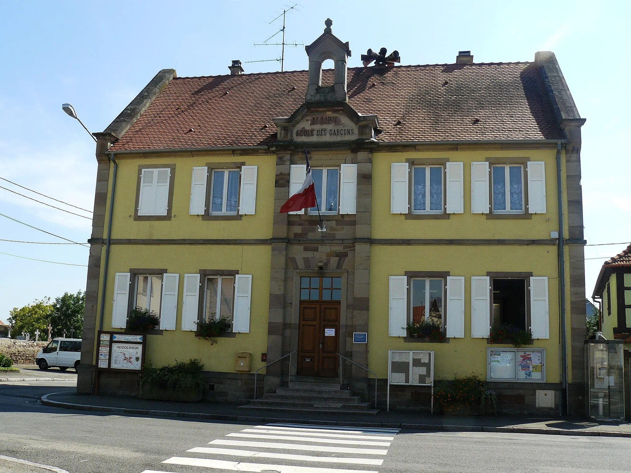 Photo showing: Mairie-école du village d'Heidolsheim