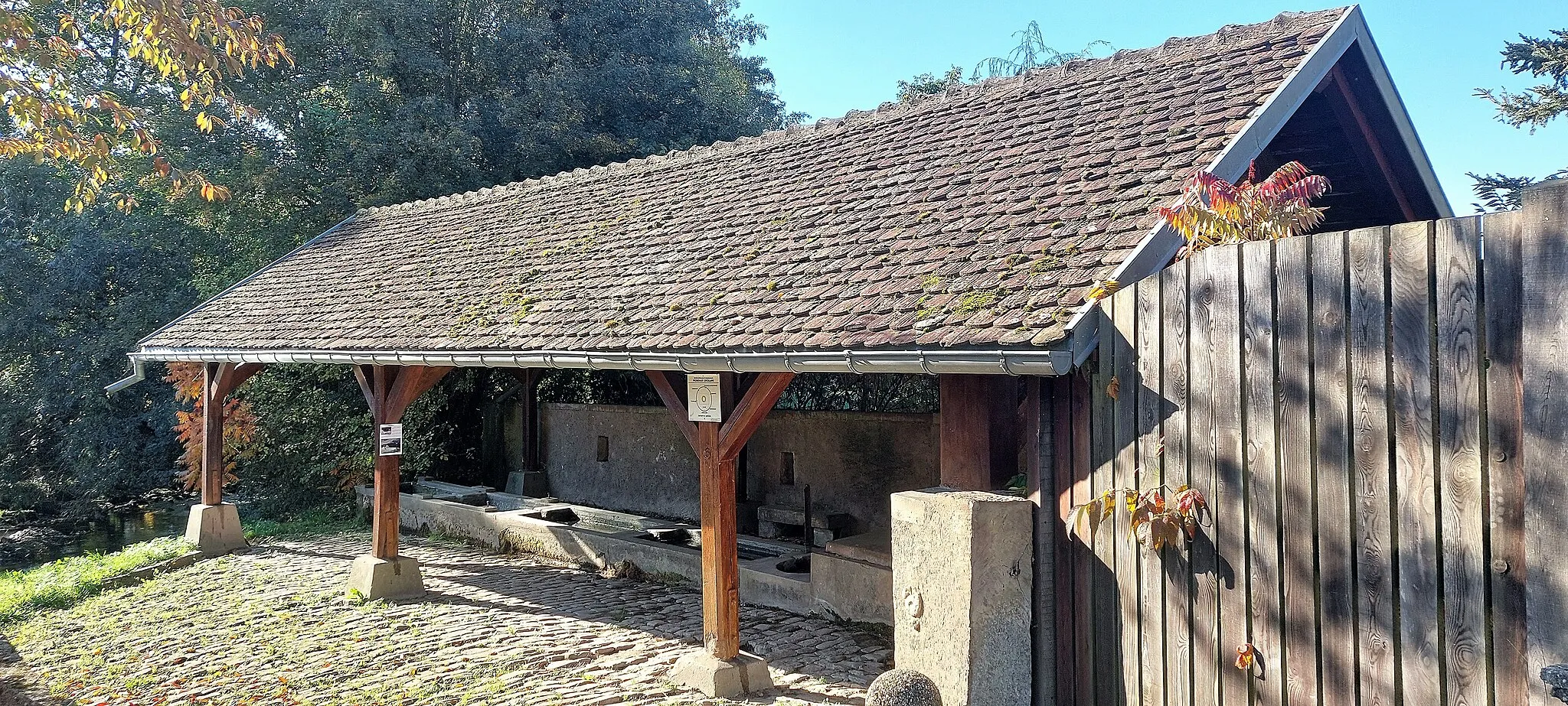 Photo showing: Lavoir Hirtenbrunnen à Hirschland