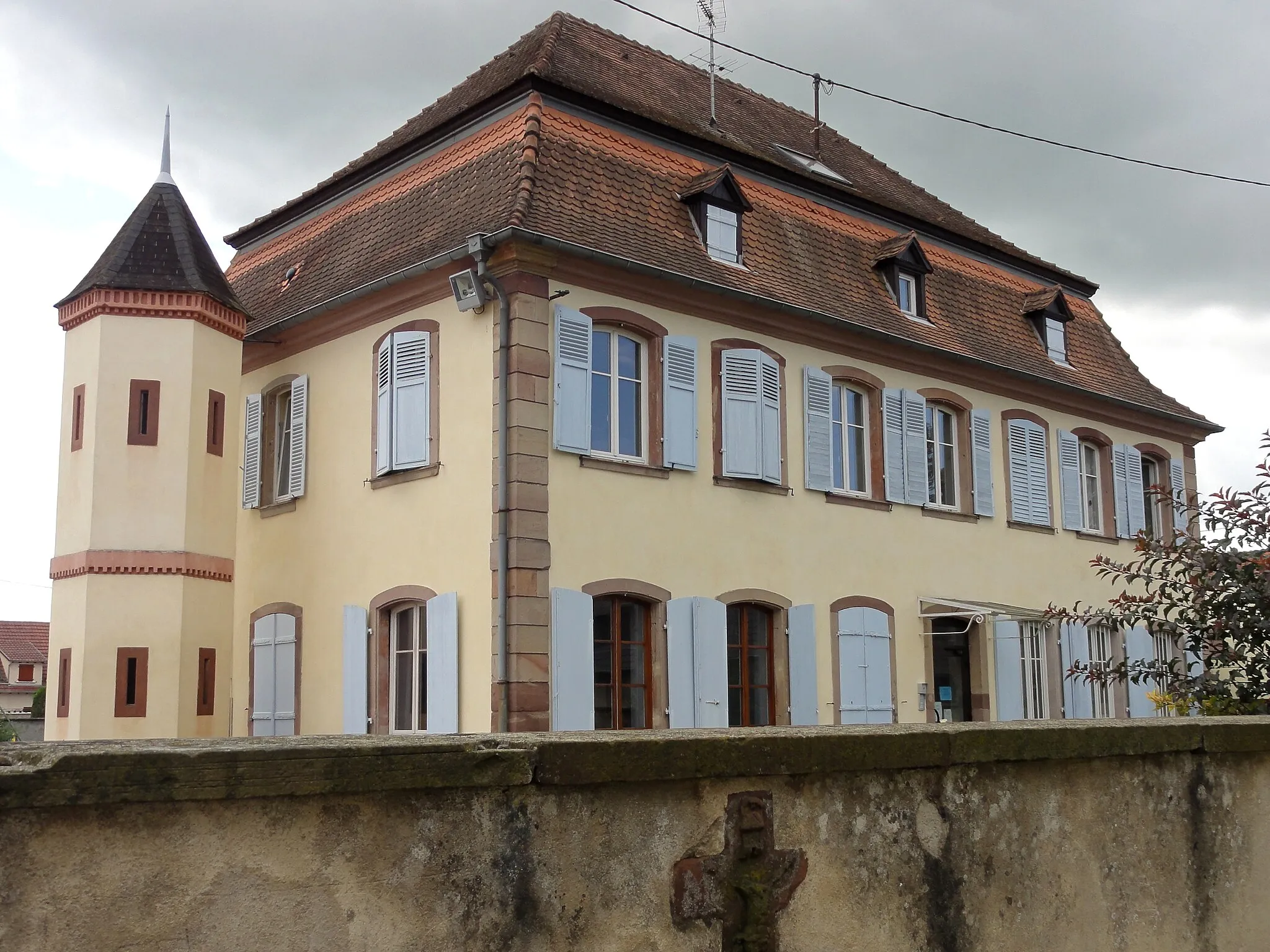 Photo showing: This building is indexed in the base Mérimée, a database of architectural heritage maintained by the French Ministry of Culture, under the reference IA00023648 .
