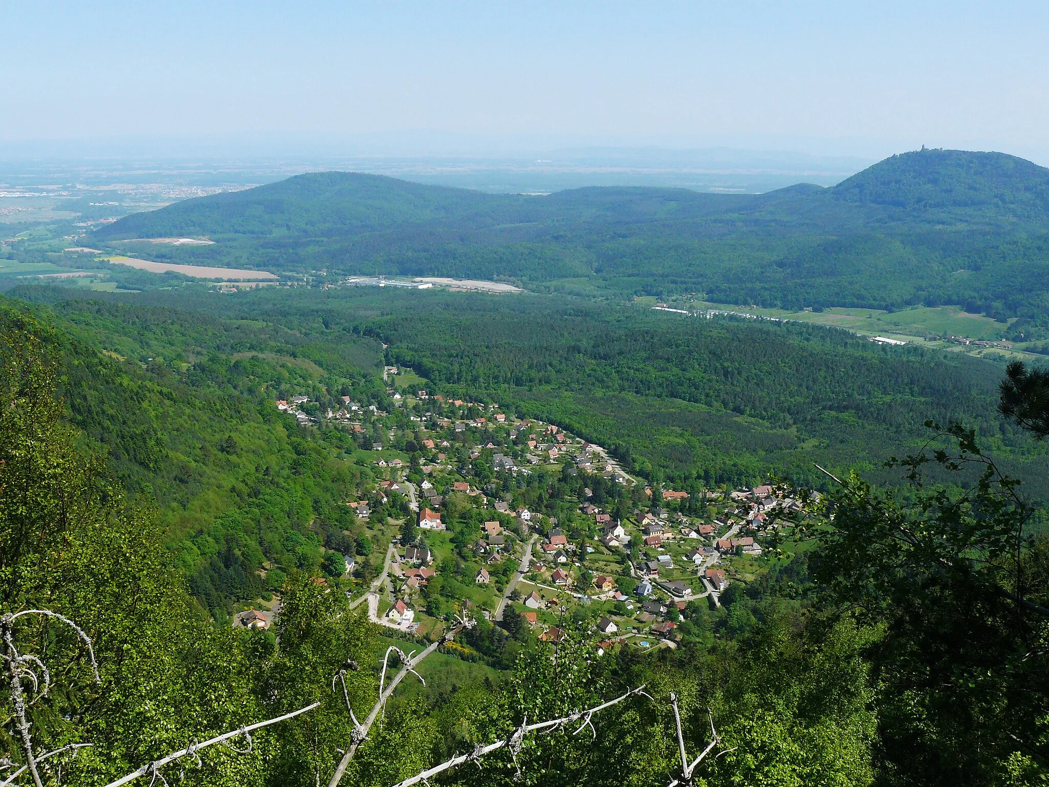 Photo showing: Le village depuis la crête du Haut de Vancelle avec vue sur la région de Sélestat et le Haut-Koenigsbourg à droite de l'image