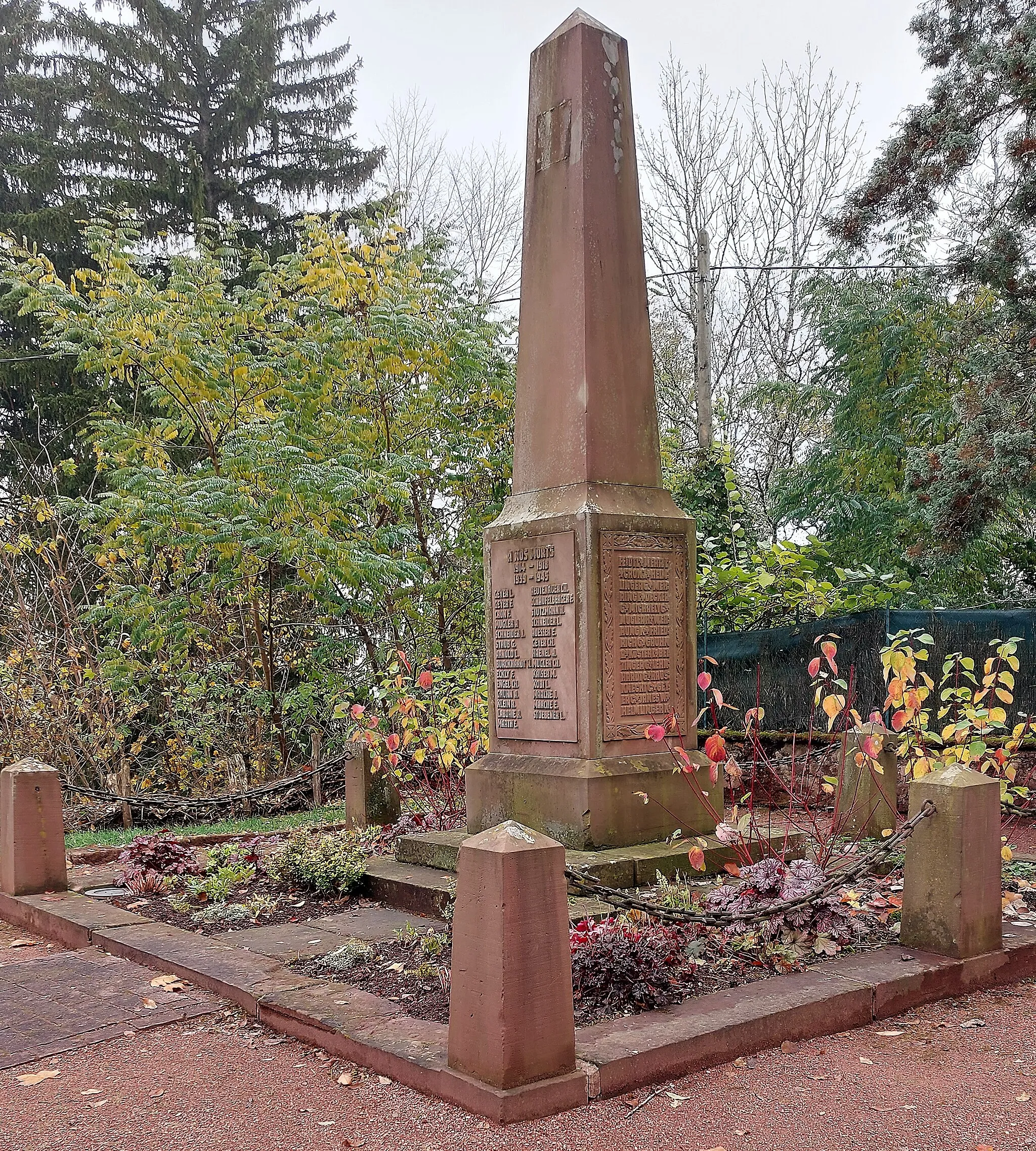 Photo showing: Monument aux morts 14-18 et 39-45 de La Petite-Pierre