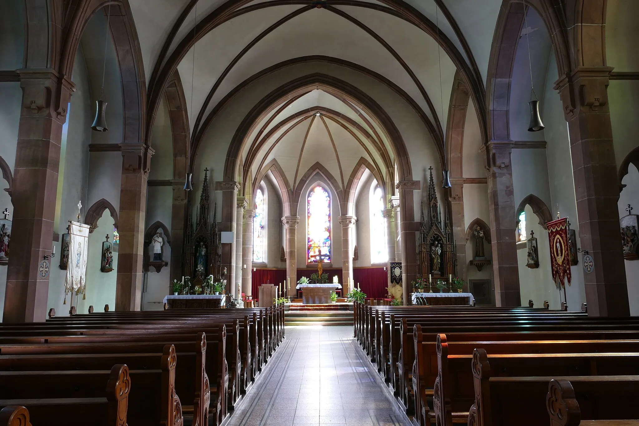 Photo showing: Alsace, Bas-Rhin, Église Saint-Jacques-le-Majeur de Lembach (IA67008517). Vue intérieure de la nef vers le chœur.