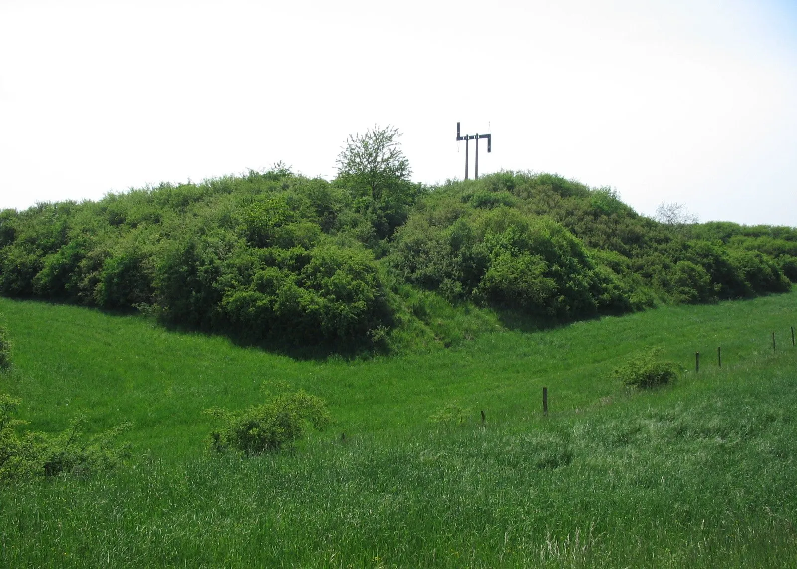 Photo showing: Emplacement de l'ancien château du Kochersberg. Il ne reste que les traces du fossé au premier plan. Tour chappe au sommet.