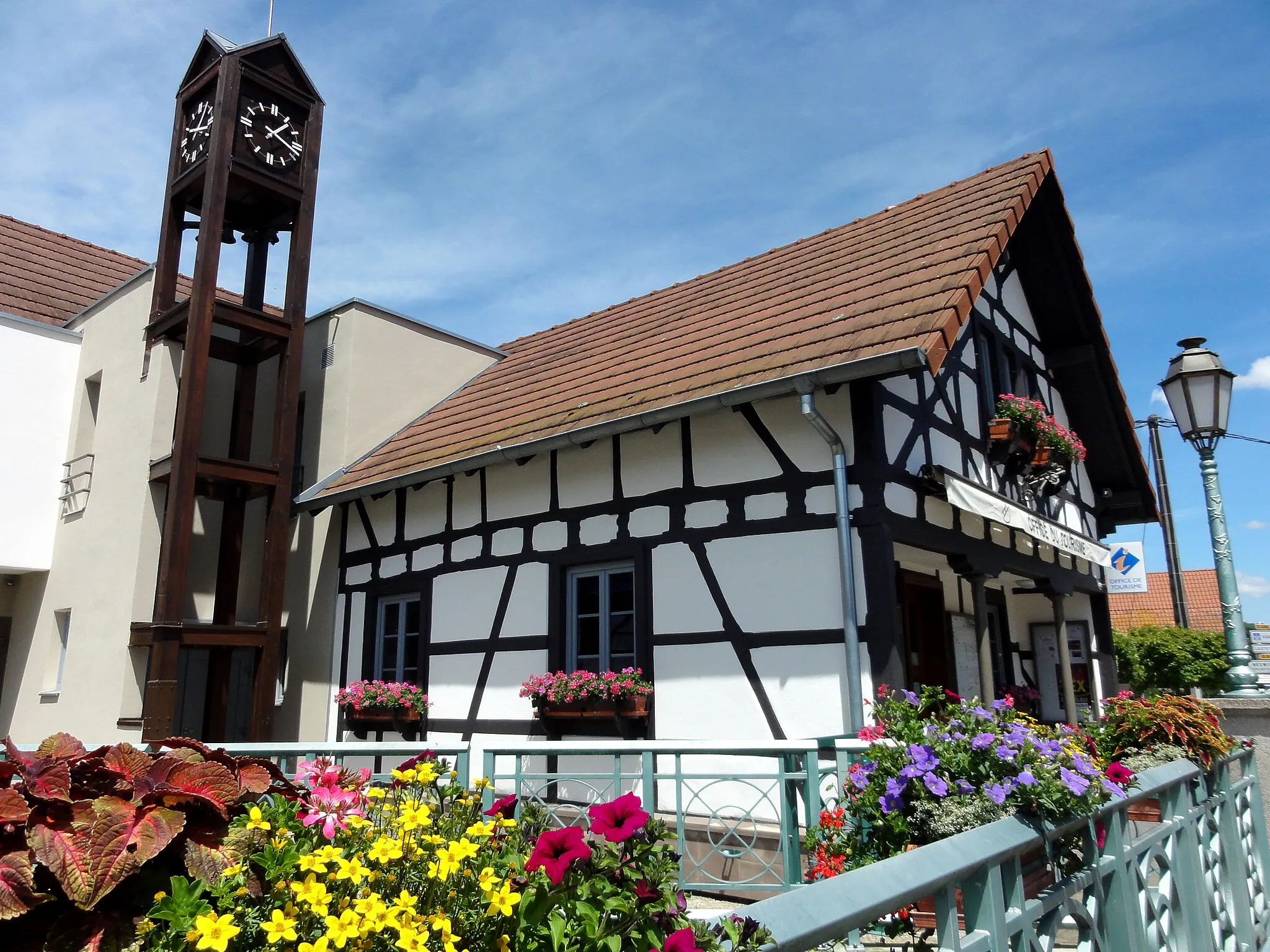 Photo showing: Alsace, Bas-Rhin, Mothern, Ancien corps de garde ?, actuellement Office de tourisme et Centre rhénan d'exposition de la Wacht, 7 rue du Kabach.