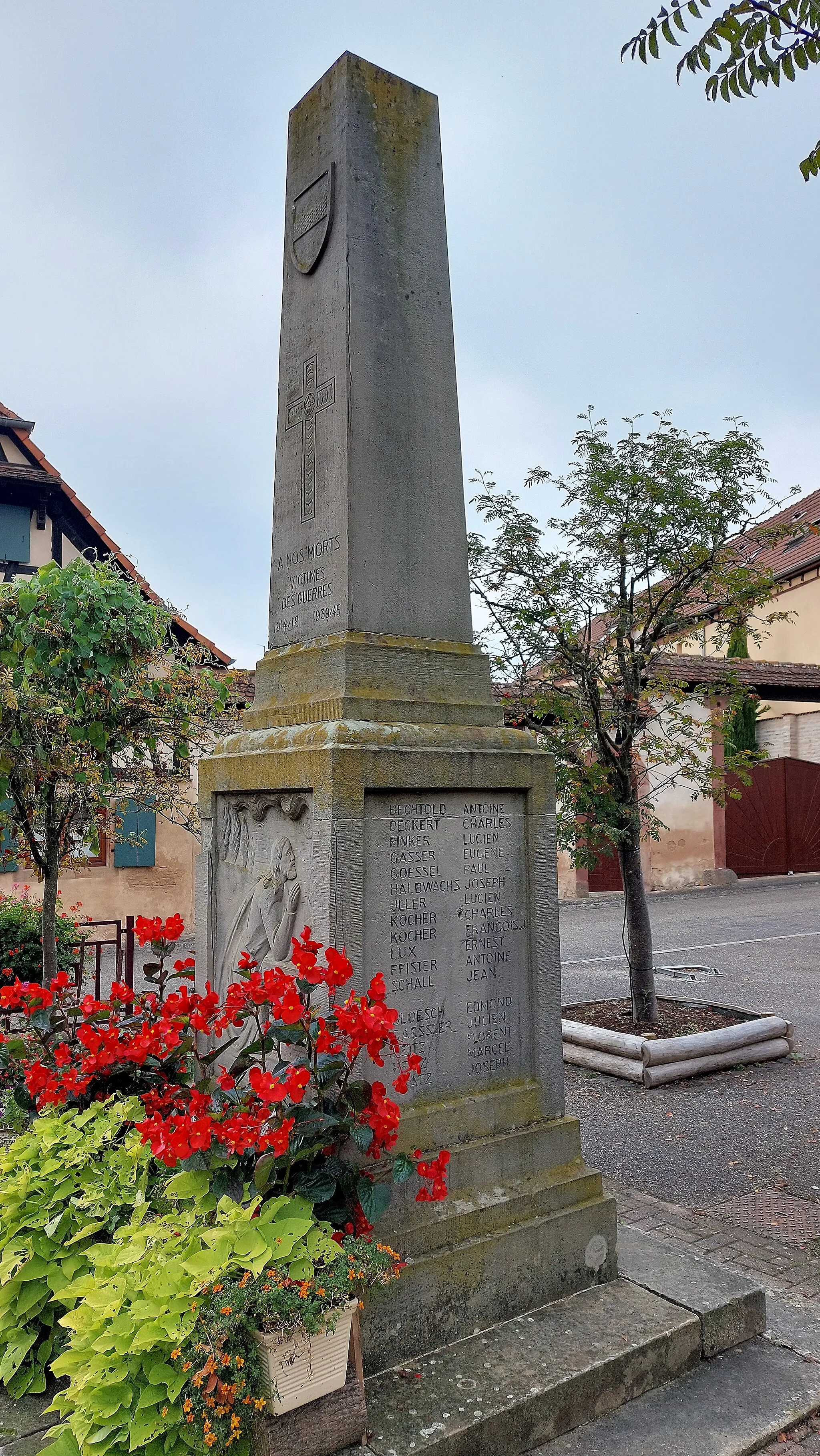 Photo showing: Monument aux morts 14-18 et 39-45 d'Osthoffen