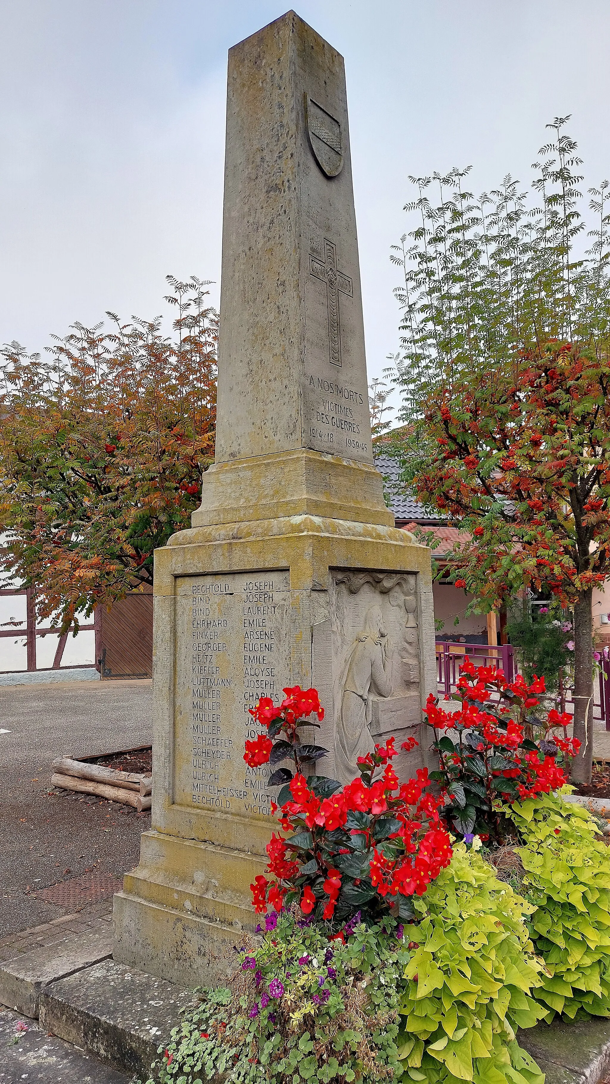 Photo showing: Monument aux morts 14-18 et 39-45 d'Osthoffen