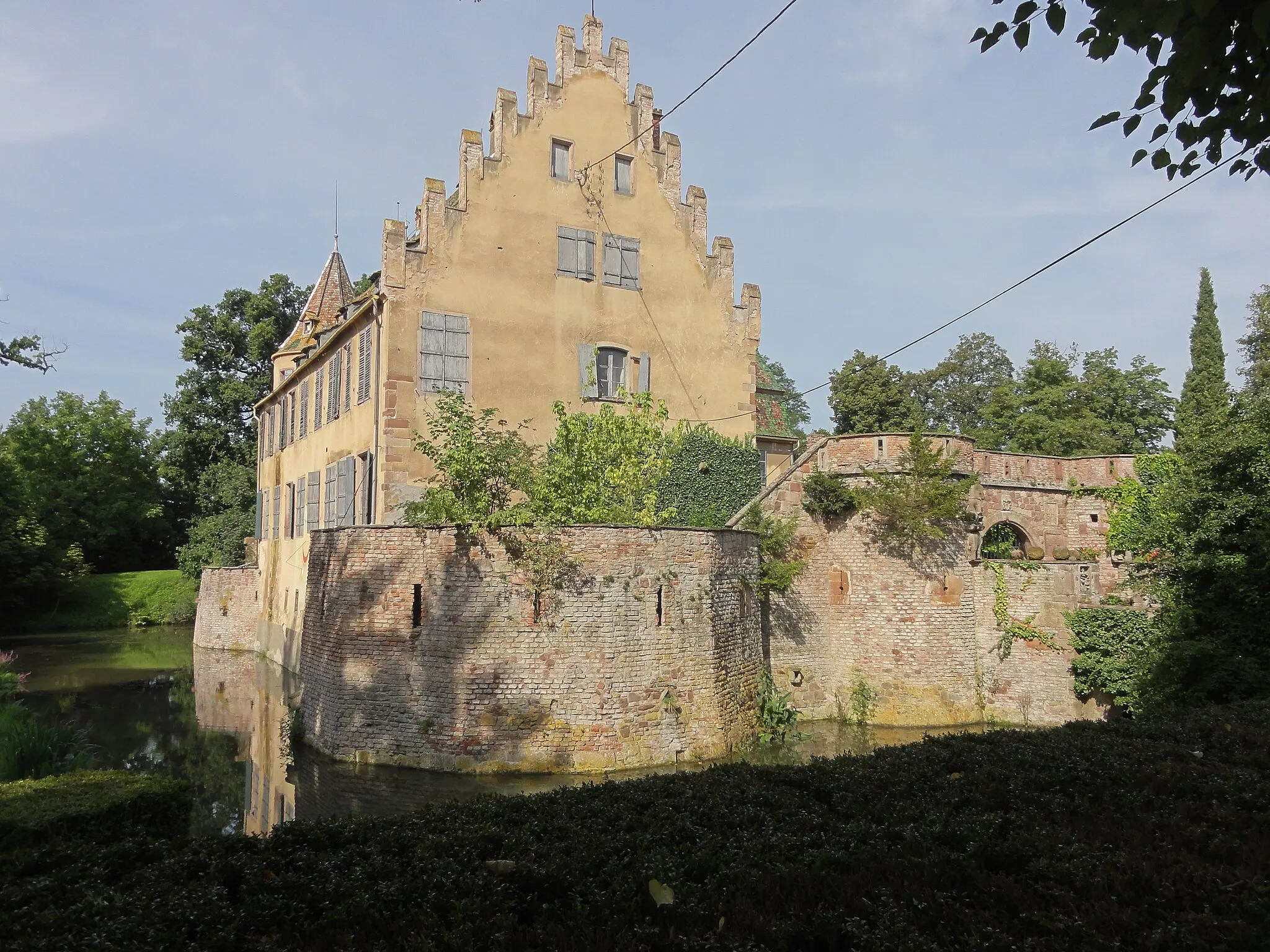 Photo showing: This building is classé au titre des monuments historiques de la France. It is indexed in the base Mérimée, a database of architectural heritage maintained by the French Ministry of Culture, under the references PA00084878 and IA00023411 .