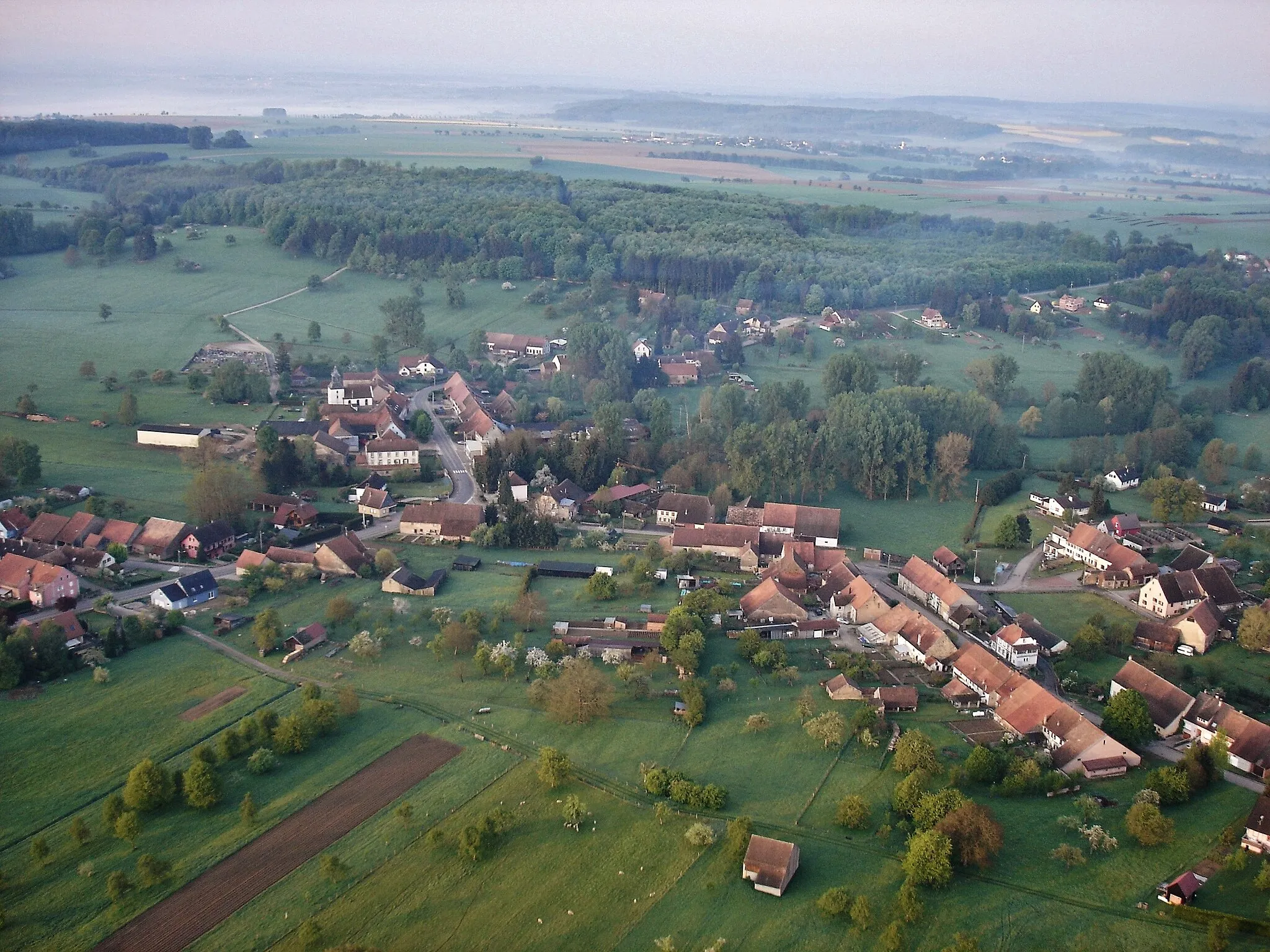 Photo showing: Vue aérienne de la commune d'Ottwiller (67), vers le sud