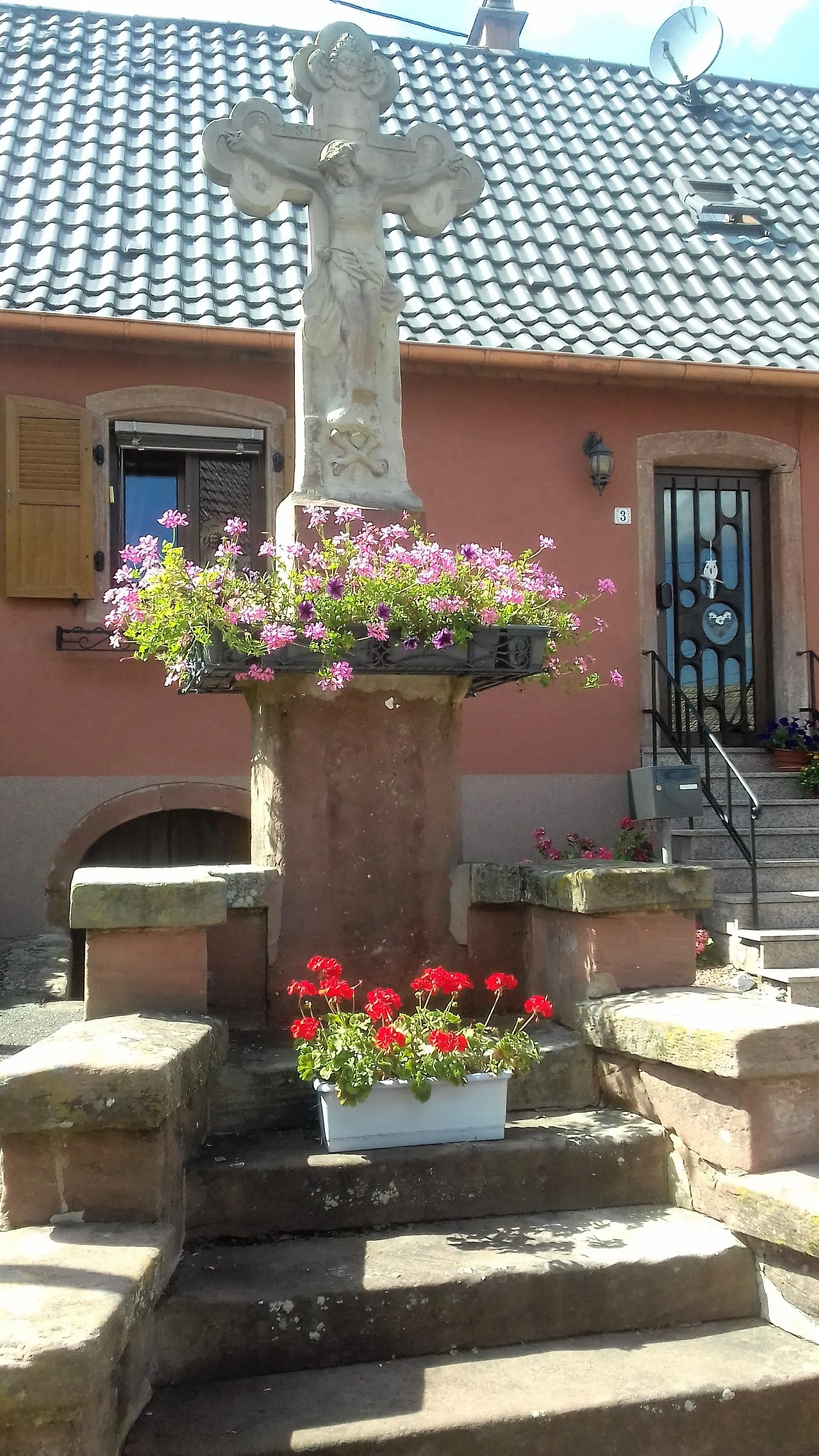 Photo showing: Crucifix rue de l'église à Saint-Jean-Saverne