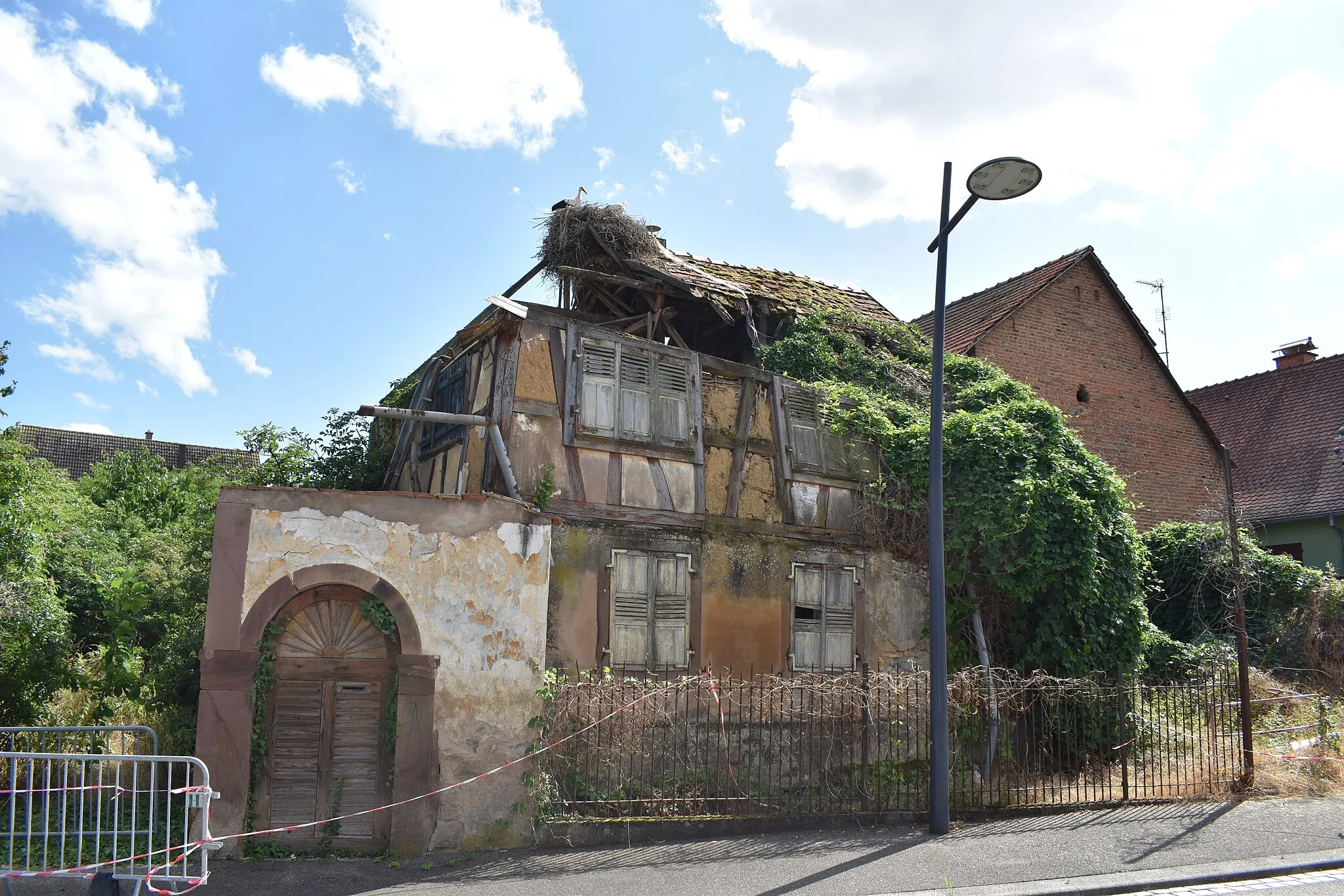 Photo showing: Maison brûlée à Schaffhouse-sur-Zorn en juillet 2023. Cette maison a été construite en 1861(année indiquée au-dessus de la porte principale).