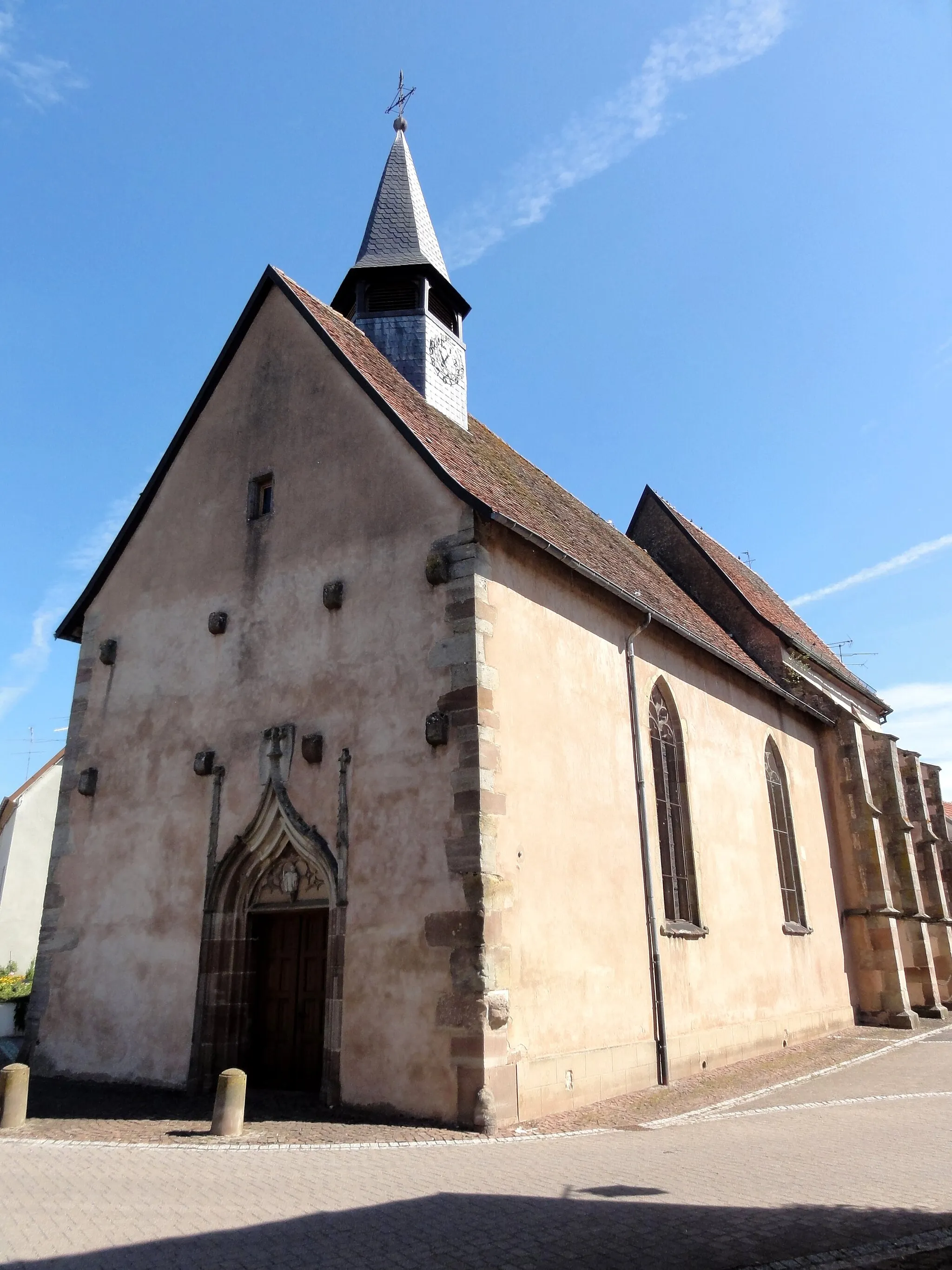 Photo showing: Alsace, Bas-Rhin, Sarrewerden, Église Saint-Barthélemy (ancienne Collégiale Saint-Blaise) (PA00084945, IA67005982): Façades côté sud et ouest avec le portail d'entrée.