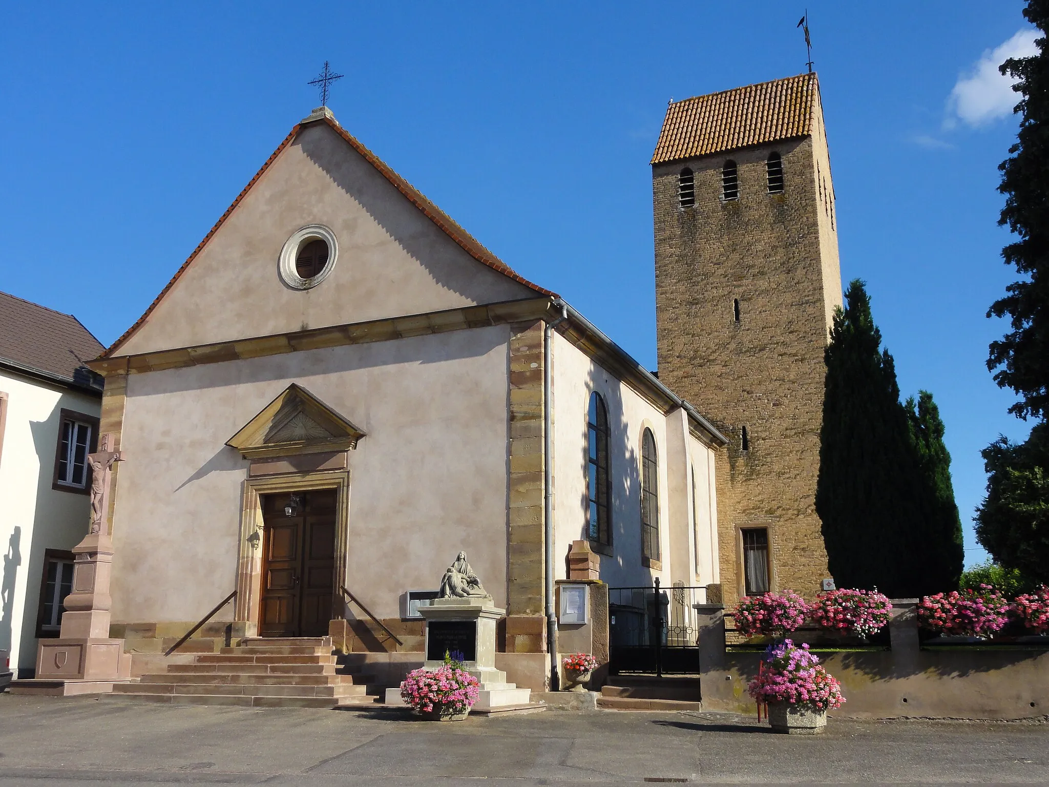 Photo showing: Alsace, Bas-Rhin, Offenheim, Église Saint-Arbogast (PA00085199, IA67000977): Vue du clocher, toit en bâtière, de style roman et de la façade avec le portail néo-classique.