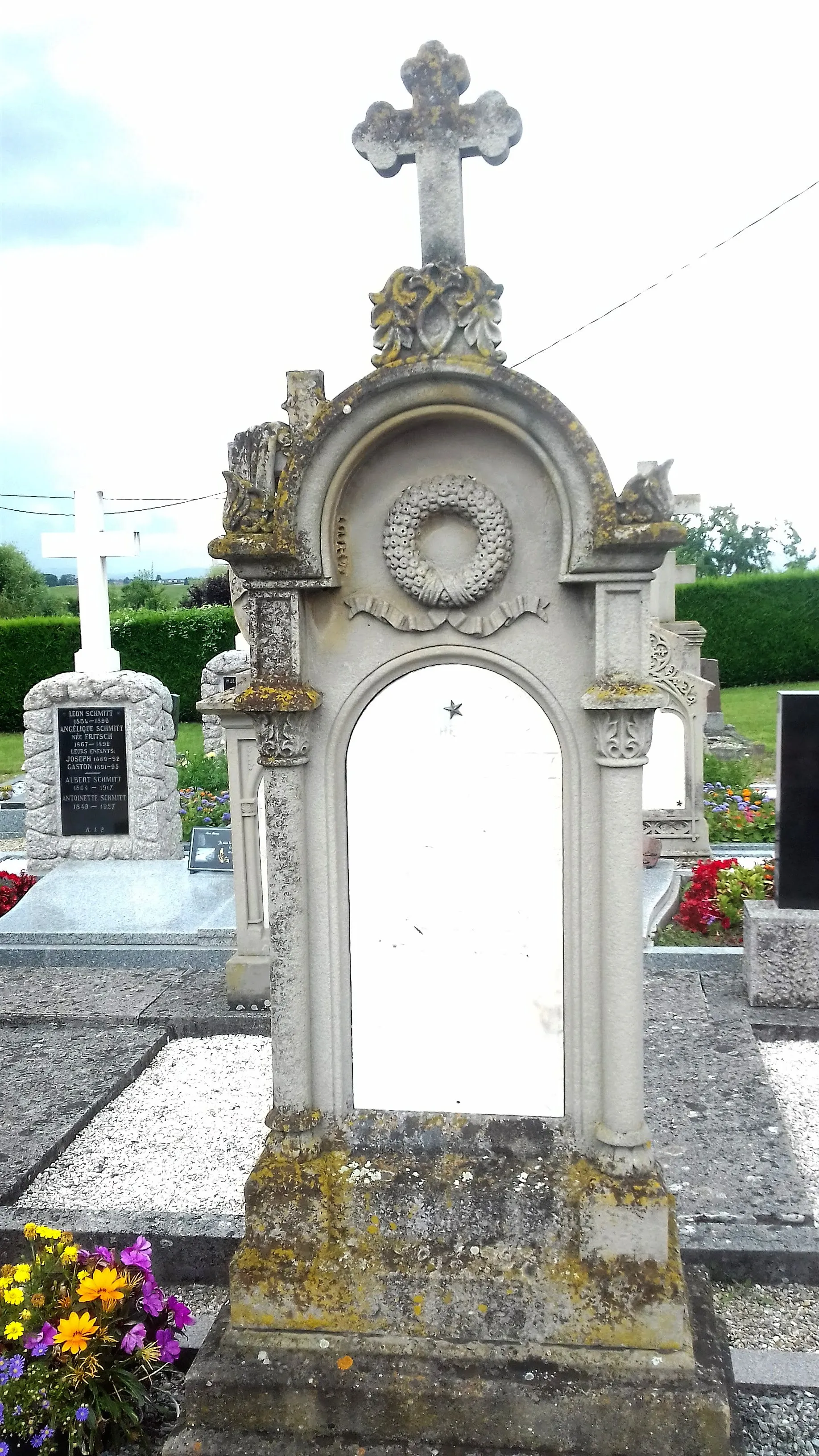 Photo showing: Ancienne pierre tombale du cimetière de Zeinheim